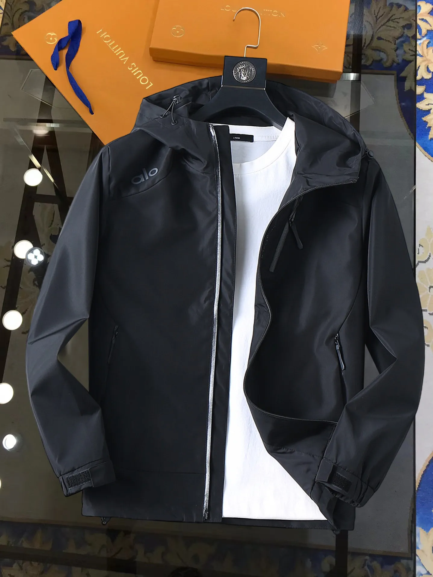alo official website Same Style, complete with three labels, on sale in advance. 2026 Autumn and Winter New Arrival men's jacket, with Original three labels, Premium version. Customized fabrics at the counter. Breathable, high comfort, impeccable details, brand element design concept, reflecting high quality. It feels delicate and soft, presents a casual cut, and has a great upper body shape. Sizes: M～3XL