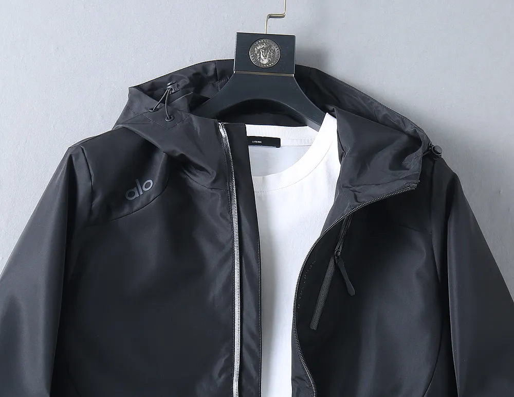 alo official website Same Style, complete with three labels, on sale in advance. 2026 Autumn and Winter New Arrival men's jacket, with Original three labels, Premium version. Customized fabrics at the counter. Breathable, high comfort, impeccable details, brand element design concept, reflecting high quality. It feels delicate and soft, presents a casual cut, and has a great upper body shape. Sizes: M～3XL