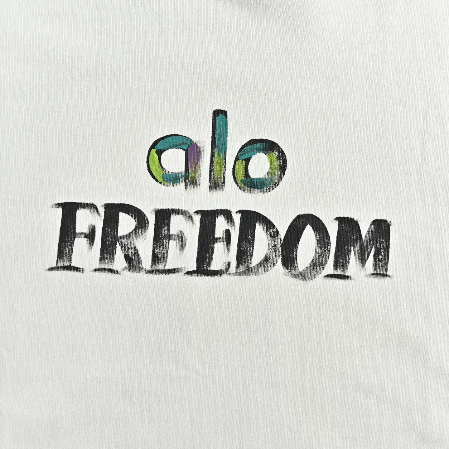 : 130 ALO FREEDOM Gradient Paint Art Short Sleeve Top Foreign Trade Version This T-shirt uses the brand's iconic "alo" letters in a gradient and smudged design, paired with the "FREEDOM" slogan with an old texture, and it directly embodies the American retro feel. • The fabric is made of high-count combed cotton, which is skin-friendly and breathable, and does not stick to the body when sweating. It can be worn for yoga, fitness or daily commuting. • The loose-shouldered version is not flattering and is friendly to all body shapes. It is suitable for matching with sports pants, jeans and leggings. • The red brand logo details on the cuffs and hem are full of details, low-key and recognizable, making it easy to create a relaxed and fashionable sports style outfit. Color: Black, White Size: S-XL