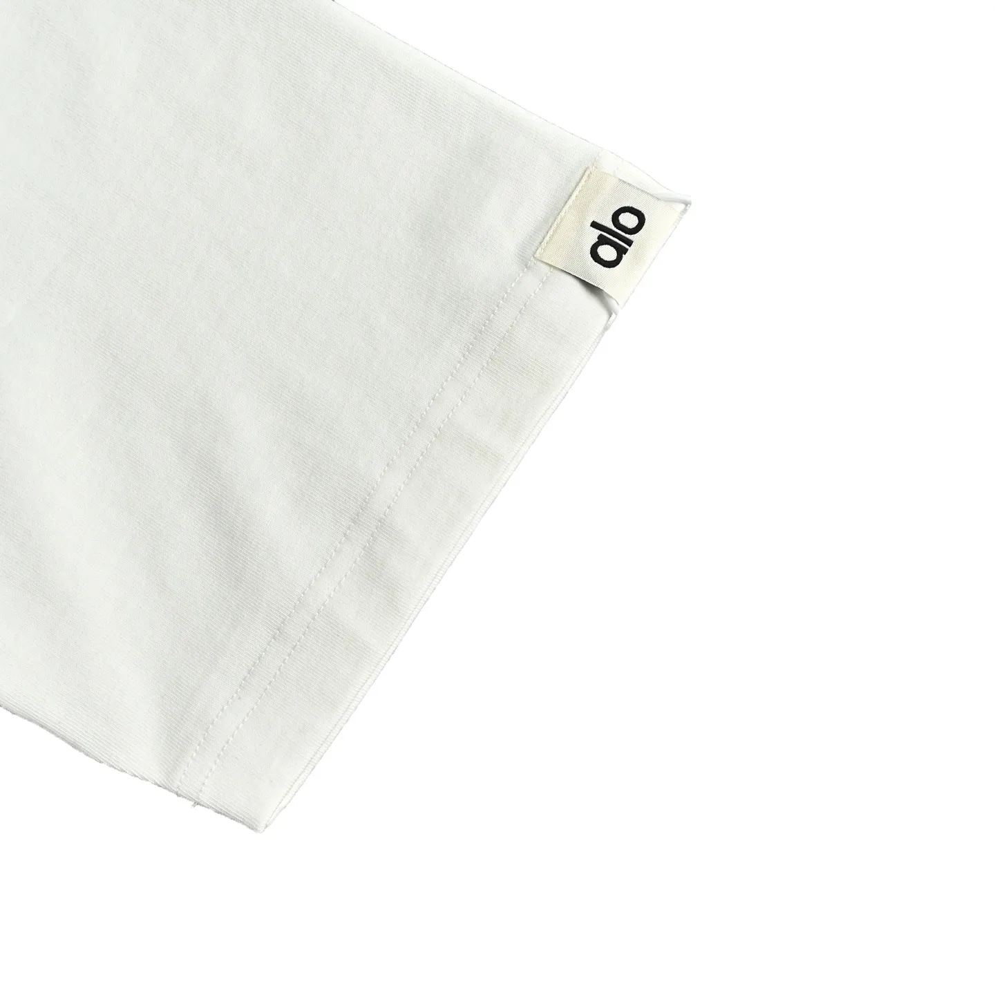 : 130 ALO FREEDOM Gradient Paint Art Short Sleeve Top Foreign Trade Version This T-shirt uses the brand's iconic "alo" letters in a gradient and smudged design, paired with the "FREEDOM" slogan with an old texture, and it directly embodies the American retro feel. • The fabric is made of high-count combed cotton, which is skin-friendly and breathable, and does not stick to the body when sweating. It can be worn for yoga, fitness or daily commuting. • The loose-shouldered version is not flattering and is friendly to all body shapes. It is suitable for matching with sports pants, jeans and leggings. • The red brand logo details on the cuffs and hem are full of details, low-key and recognizable, making it easy to create a relaxed and fashionable sports style outfit. Color: Black, White Size: S-XL