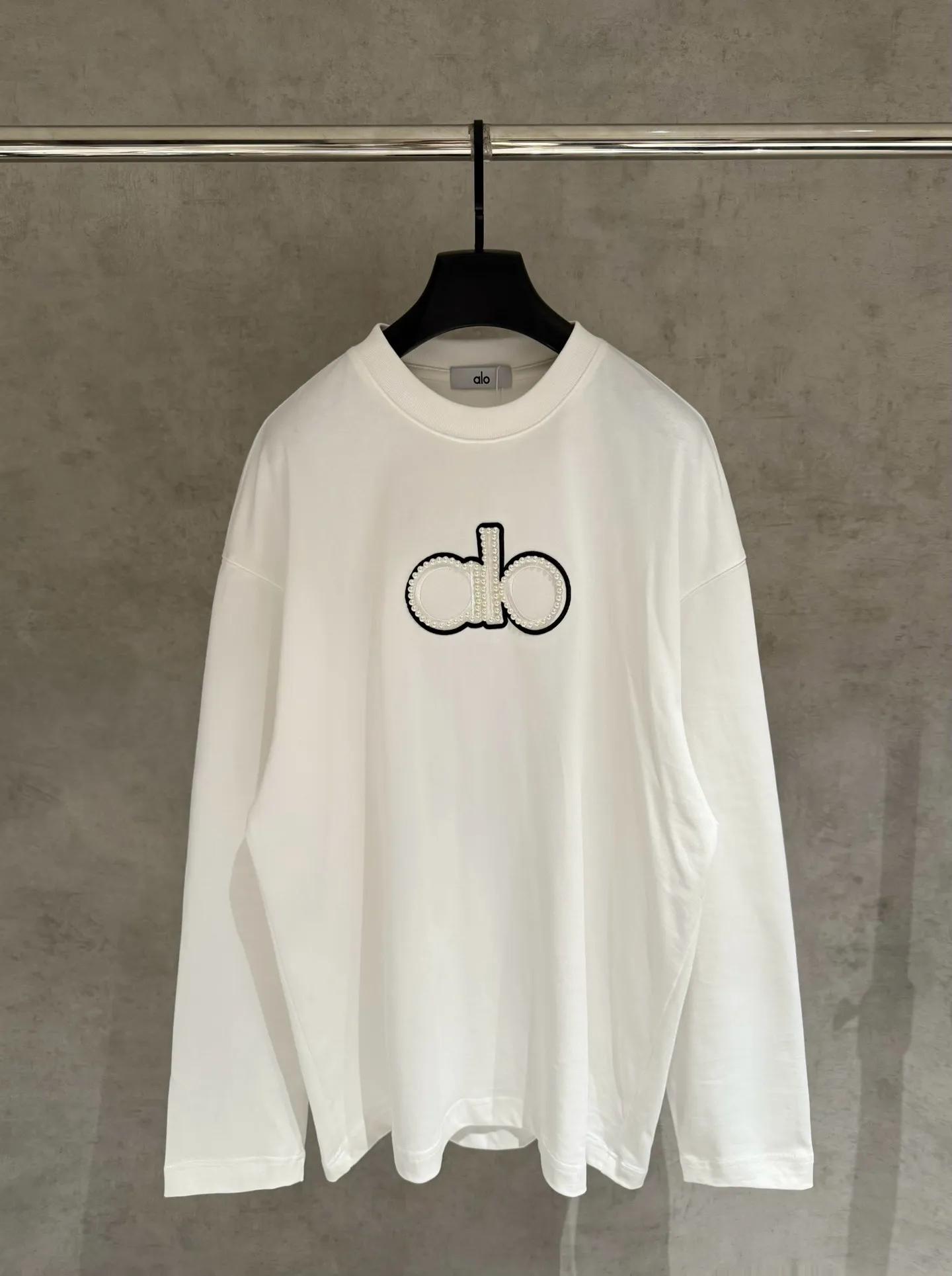 [Strictly Control Quality] Alo New Arrival Round Neck Long Sleeve Sweatshirt T-shirt Heavyweight double gauze fabric High-density three-dimensional embroidery and bubble beads are used on the front. Wash the whole garment twice. The four sides are frayed and torn. Heavy fabric. The neckline is made of icy solona. Loose fit. Deep, wide and stylish. No deformation or shrinkage. Black White 2 colors. Sizes: M-2xl. Item No.: D 56