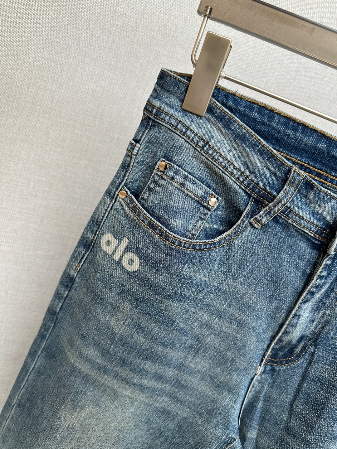 New products at the counter, original jeans, made by original heavy industry, brand Classic LOGO design, complete with three standards! Original hardware accessories. The customized denim fabrics at the counter are completely matched to the counter. You are welcome to try them on before buying. Don’t be afraid of comparing good products. Sizes:29—38