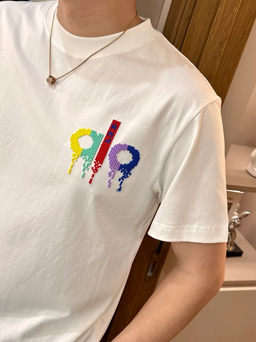 alo 2026 spring and summer New Arrival first counter New Arrival short-sleeved round neck T-shirt Premium customized design avant-garde and fashionable! The brand logo is designed with heavy craftsmanship. Premium customized mercerized long-staple cotton fabric. Soft to the touch. Comfortable to wear. Exquisite stitching at the counter level. Fine workmanship. The upper body effect is incomparably handsome! A must-have item for a stylish man! Color: Black White Sizes: M-3XL