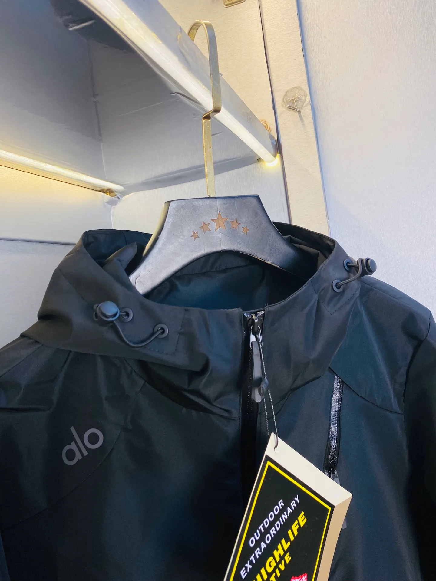 Original goods from the official website can be worn in pounds alo 2026 autumn and winter! New Arrival Jacket Windproof Jacket ⚠High Version ⚠High Quality ⚠Original Fabric ⚠Internet Celebrity Same Style Mold Customized Hardware Accessories Very Comfortable Super Versatile Good-looking Jacket Non-market Ordinary Version Feel Free to Compare Quality Absolutely Guaranteed Color: Picture Color Size: M-3XL