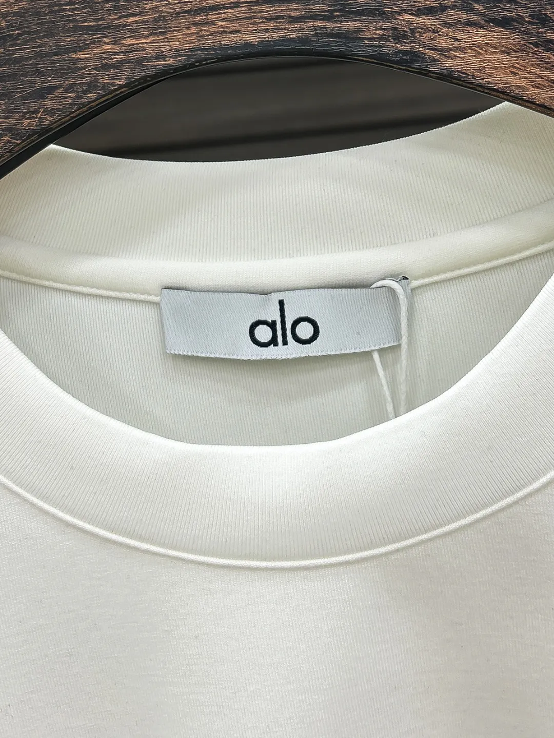 24 Alo# 26 Autumn and Winter De Rong micro-velvet base shirt looks like a basic men's T-shirt, but it is actually not. It is a combination of a sweatshirt and short sleeves. It can be worn alone or layered underneath. It is no problem to wear it in one piece for all seasons. The product is really good! It comes from the original factory, and there are not many pieces that you can count on your fingers. Whether you can own it or not depends on your hand speed. The casual Classic minimalist style comes from the century-old brand Samsonite. The slightly loose design and tailoring have a personalized and fashionable style. Pure cotton material, this kind of cotton is very special, the feel is very soft, and the inside is compounded with thin velvet. It is really the first time to get such a functional fabric in a long time. It is really good! It’s not a bad style or material, straight men will definitely like it! The custom-woven double-layer rib neckline design is smooth and snug and is not easily deformed. The chest logo remains the same, creating an alternative luxury fashion atmosphere and becoming a new concept in 2023. Color: Black/White Size: S M L XL 2XL