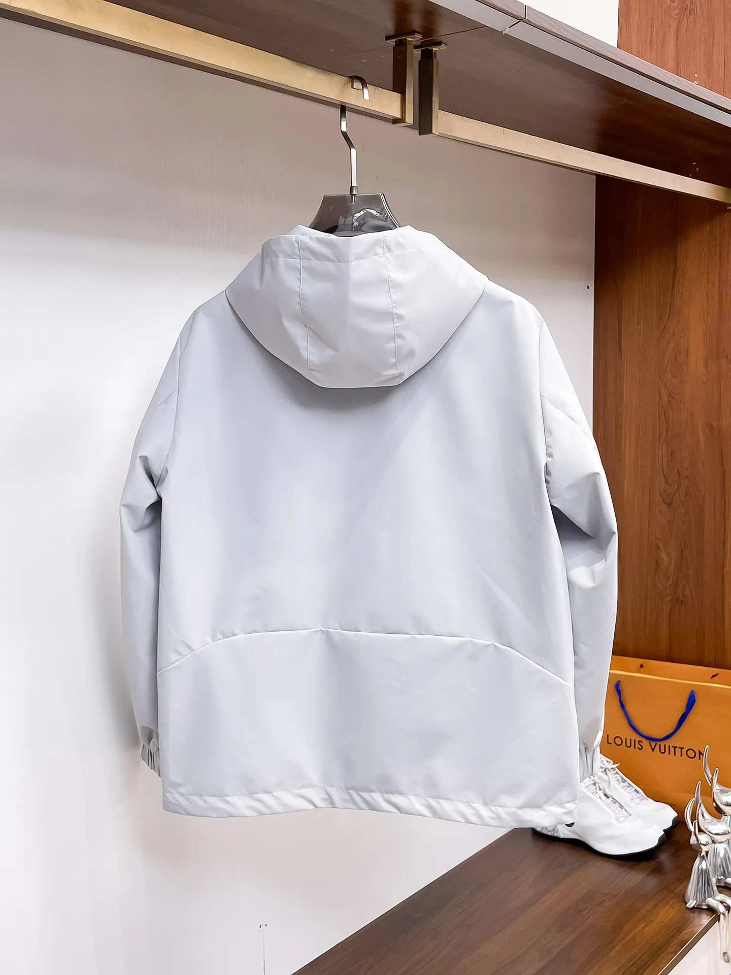 alo official website Same Style, complete with three labels, on sale in advance. 2026 Autumn and Winter New Arrival men's jacket, reversible Original with complete three labels. Premium version. Customized fabrics at the counter. Breathable, high comfort, impeccable details, brand element design concept, reflecting high quality. It feels delicate and soft, presents a casual cut, and has a great upper body shape. Sizes: M～3XL,