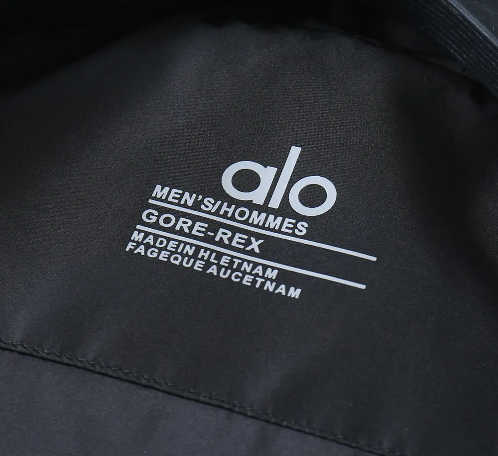 alo official website Same Style, complete with three labels, on sale in advance. 2026 Autumn and Winter New Arrival men's jacket, with Original three labels, Premium version. Customized fabrics at the counter. Breathable, high comfort, impeccable details, brand element design concept, reflecting high quality. It feels delicate and soft, presents a casual cut, and has a great upper body shape. Sizes: M～3XL