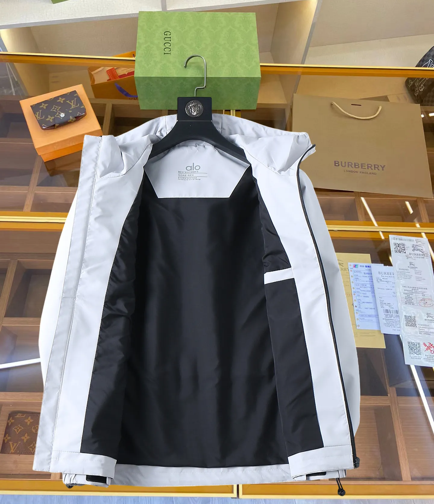 alo official website Same Style, complete with three labels, on sale in advance. 2026 Autumn and Winter New Arrival men's jacket, with Original three labels, Premium version. Customized fabrics at the counter. Breathable, high comfort, impeccable details, brand element design concept, reflecting high quality. It feels delicate and soft, presents a casual cut, and has a great upper body shape. Sizes: M～3XL