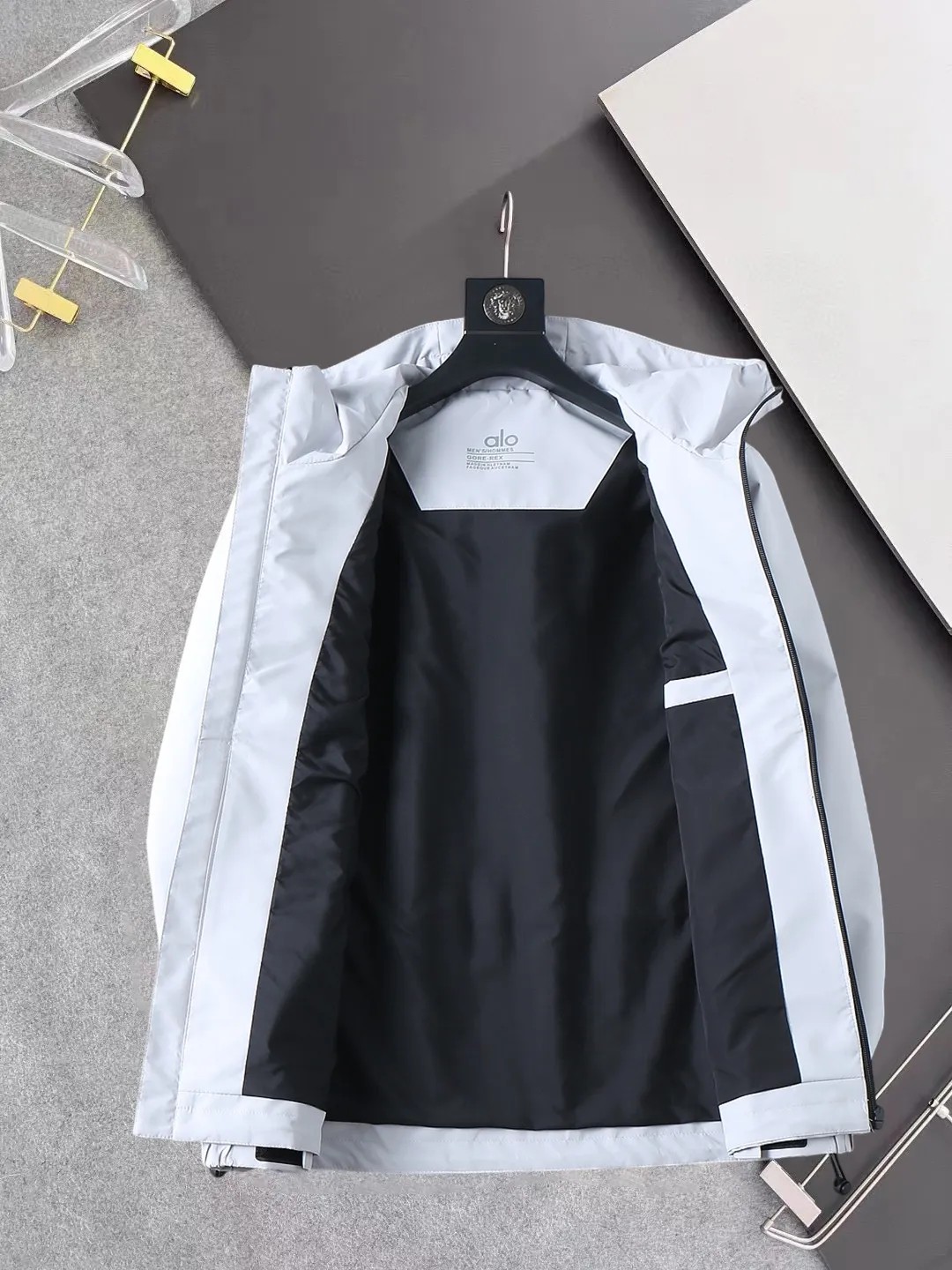 alo official website Same Style, complete with three labels, on sale in advance. 2026 Autumn and Winter New Arrival men's jacket, with Original three labels, Premium version. Customized fabrics at the counter. Breathable, high comfort, impeccable details, brand element design concept, reflecting high quality. It feels delicate and soft, presents a casual cut, and has a great upper body shape. Sizes: M～3XL
