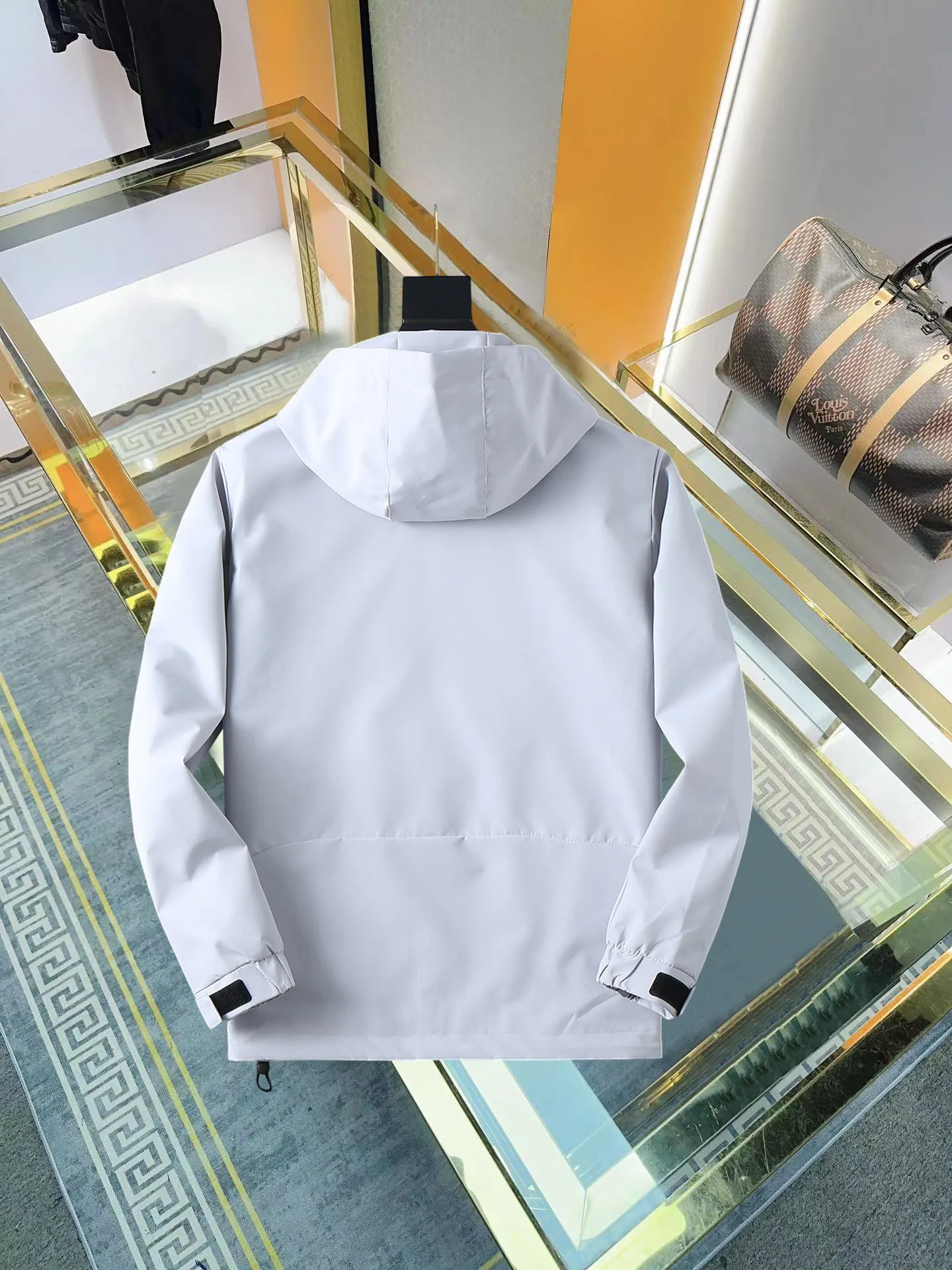 alo official website Same Style, complete with three labels, on sale in advance. 2026 Autumn and Winter New Arrival men's jacket, with Original three labels, Premium version. Customized fabrics at the counter. Breathable, high comfort, impeccable details, brand element design concept, reflecting high quality. It feels delicate and soft, presents a casual cut, and has a great upper body shape. Sizes: M～3XL