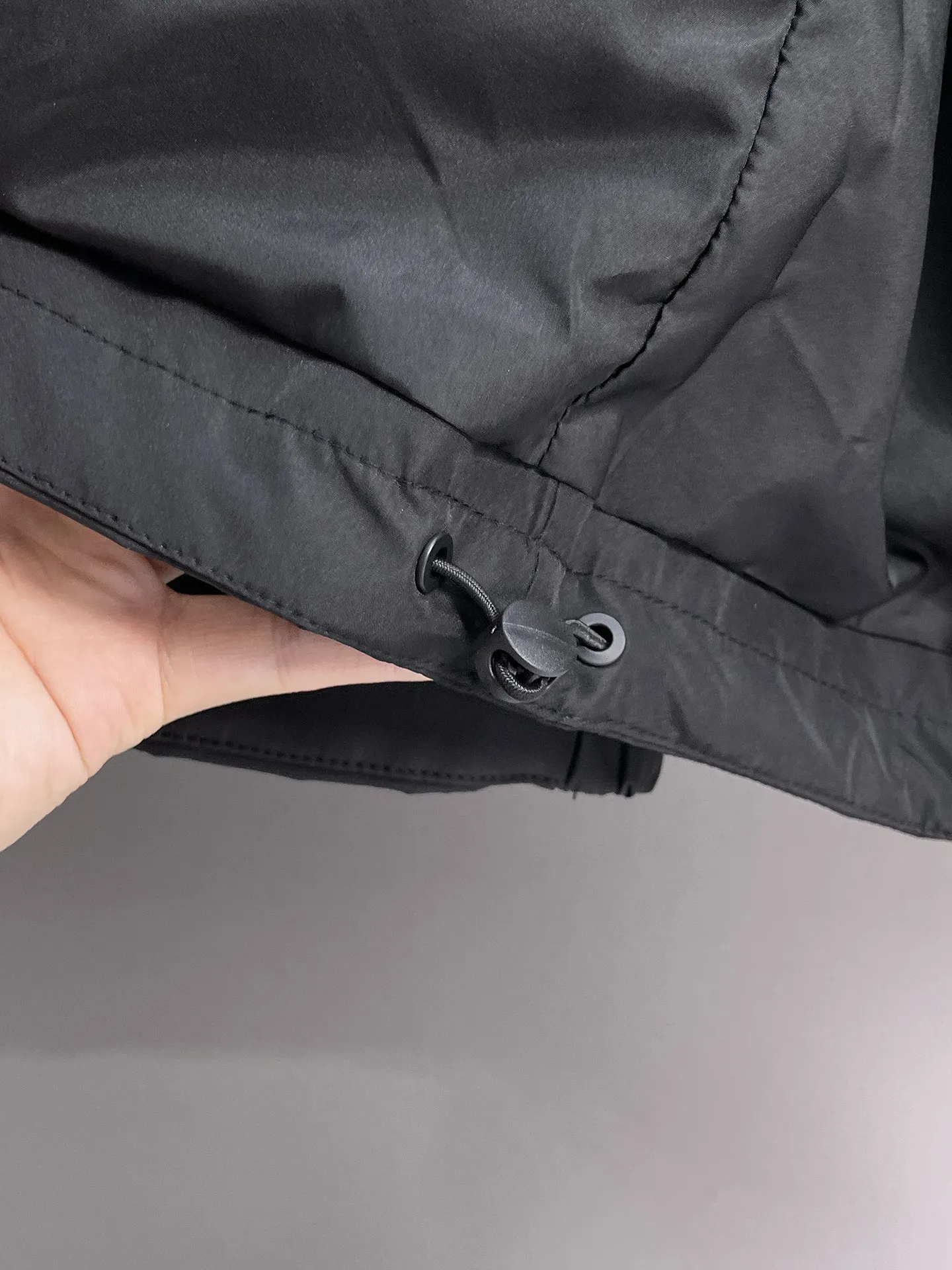 alo official website Same Style, complete with three labels, on sale in advance. 2026 Autumn and Winter New Arrival men's jacket, reversible Original with complete three labels. Premium version. Customized fabrics at the counter. Breathable, high comfort, impeccable details, brand element design concept, reflecting high quality. It feels delicate and soft, presents a casual cut, and has a great upper body shape. Sizes: M～3XL,