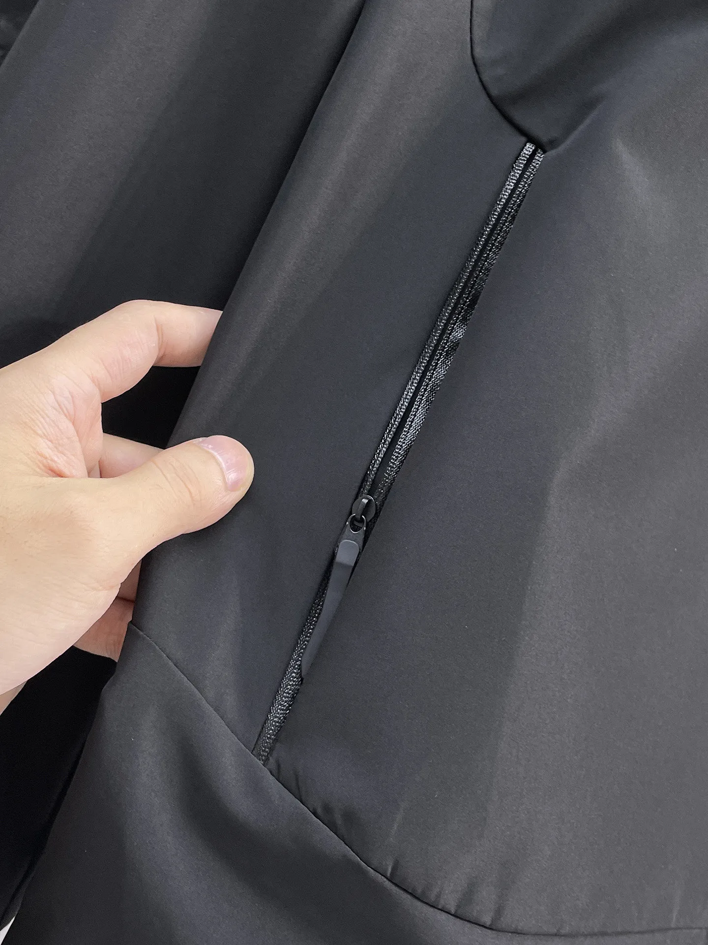 alo official website Same Style, complete with three labels, on sale in advance. 2026 Autumn and Winter New Arrival men's jacket, reversible Original with complete three labels. Premium version. Customized fabrics at the counter. Breathable, high comfort, impeccable details, brand element design concept, reflecting high quality. It feels delicate and soft, presents a casual cut, and has a great upper body shape. Sizes: M～3XL,