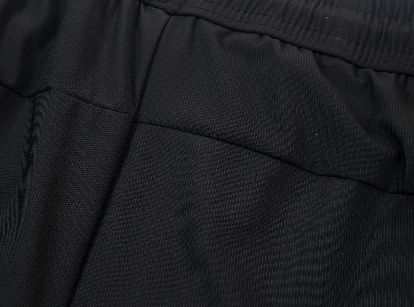 alo Spring and Summer New Arrival two-color high-quality thin sports and leisure ice silk pants. Smooth, comfortable, anti-wrinkle and traceless pants. 🗯Soft texture, slightly elastic to the touch, cool ice silk pants. Elastic waistband, fashionable design 🗯 Neat and neat routing, suitable for both sports and leisure! Can be easily worn by all body types. Classic is available in two colors. 🗯New summer product Versatile is not picky. The upper body is very simple, handsome and stylish. It can be easily worn by men and women. Color: Black Gray Size: S-XL
