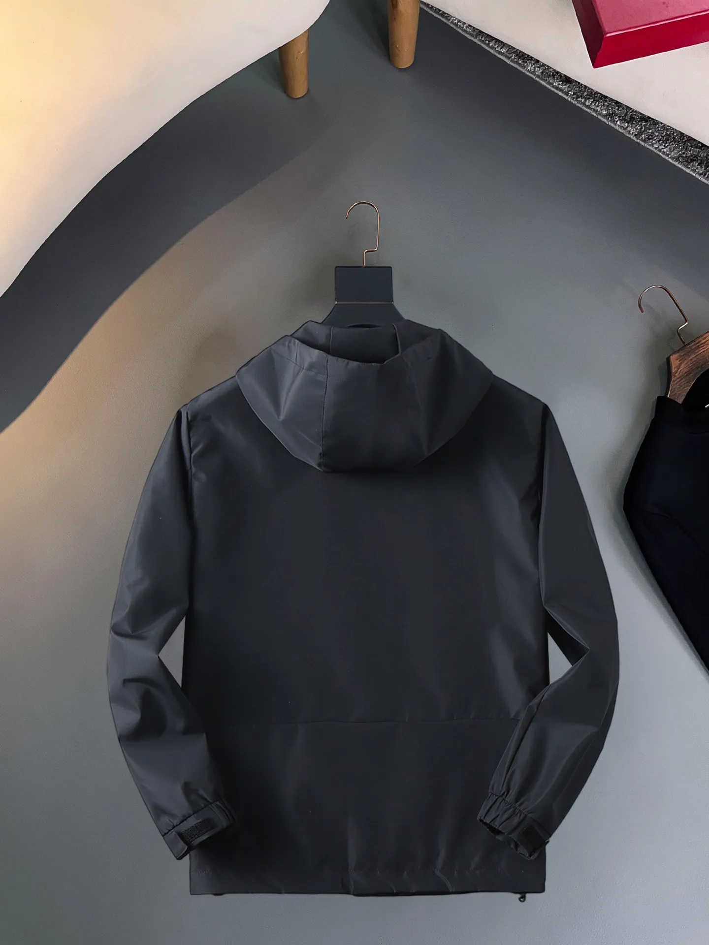 alo official website Same Style, complete with three labels, on sale in advance. 2026 Autumn and Winter New Arrival men's jacket, with Original three labels, Premium version. Customized fabrics at the counter. Breathable, high comfort, impeccable details, brand element design concept, reflecting high quality. It feels delicate and soft, presents a casual cut, and has a great upper body shape. Sizes: M～3XL