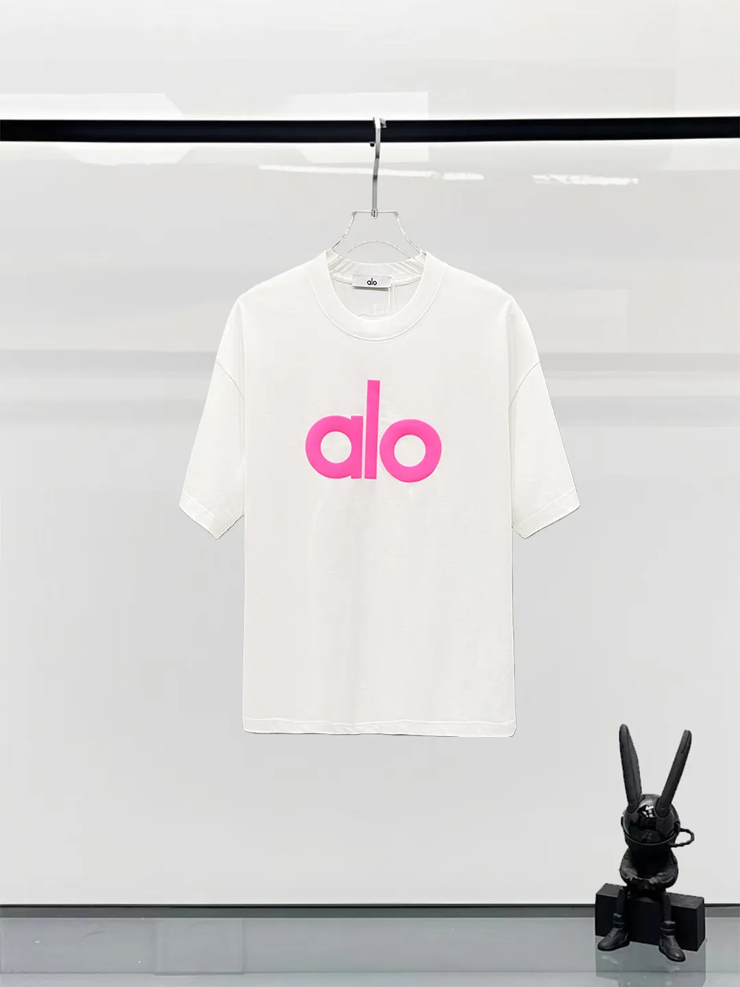 110👍alo logo three-dimensional silicone letter short-sleeved logo with exquisite logo. Original fabric. Official Same Style short-sleeved T-shirt. Customized. Gram-dyed pure cotton double yarn fabric. Very comfortable to the touch. Synchronized with spring and summer brick cabinets. Fashionable and personalized. Super Versatile and good-looking. Very suitable for both men and women. A must-have for everyone (tag, collar label, washed wheat, three labels complete) Color: Black White Size: S M L XL