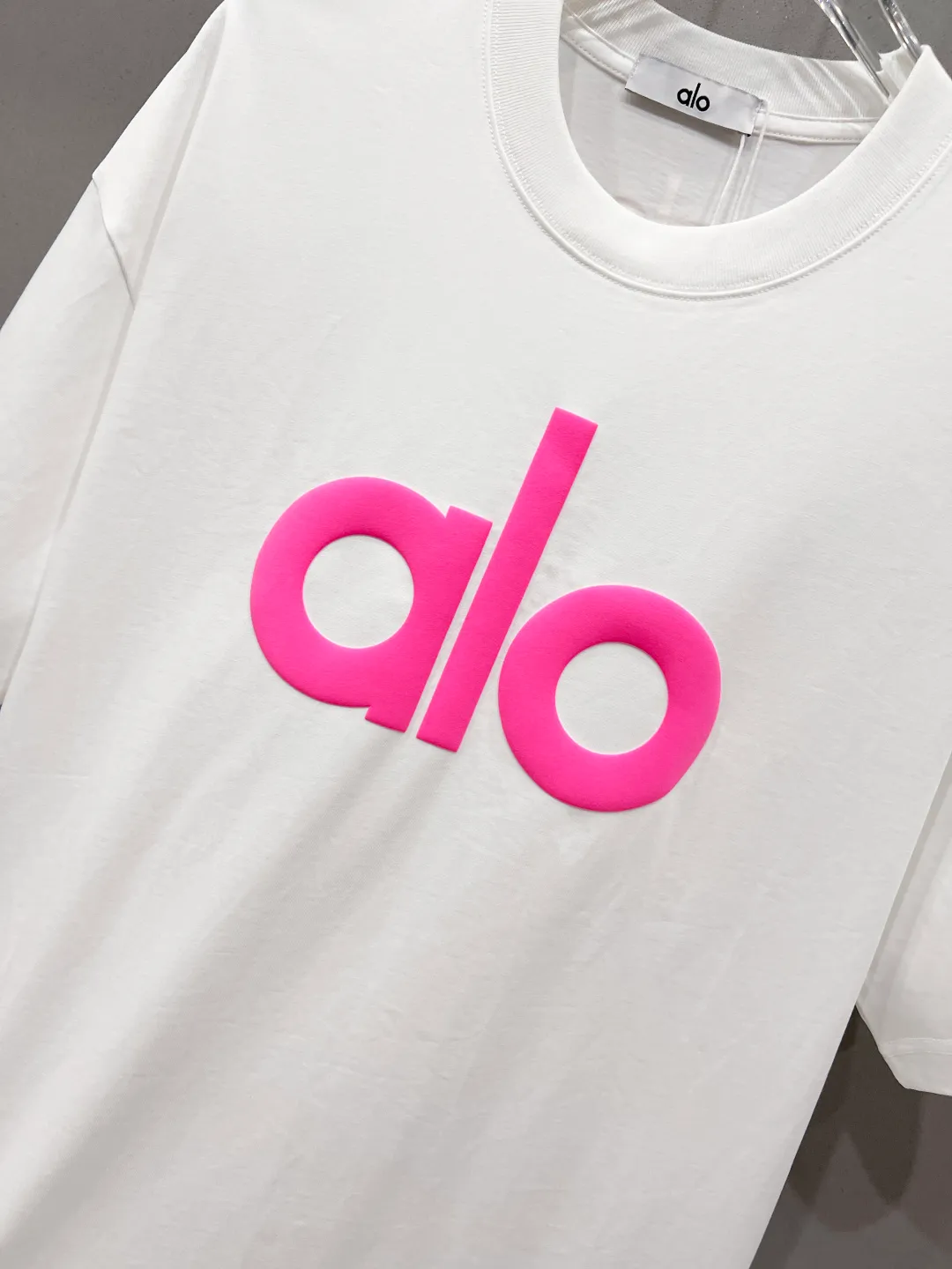 110👍alo logo three-dimensional silicone letter short-sleeved logo with exquisite logo. Original fabric. Official Same Style short-sleeved T-shirt. Customized. Gram-dyed pure cotton double yarn fabric. Very comfortable to the touch. Synchronized with spring and summer brick cabinets. Fashionable and personalized. Super Versatile and good-looking. Very suitable for both men and women. A must-have for everyone (tag, collar label, washed wheat, three labels complete) Color: Black White Size: S M L XL