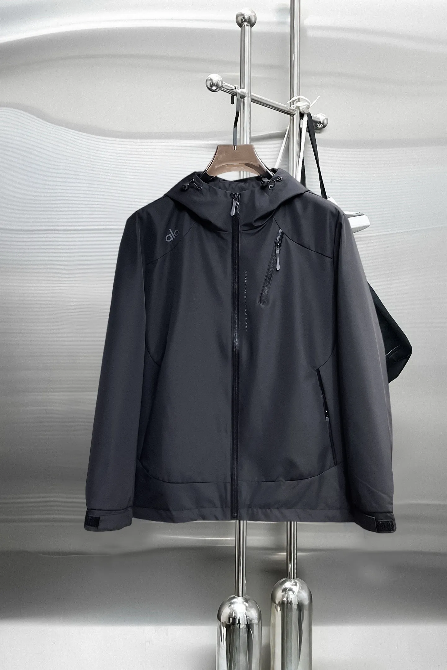 alo official website Same Style, complete with three labels, on sale in advance. 2026 Autumn and Winter New Arrival men's jacket, reversible Original with complete three labels. Premium version. Customized fabrics at the counter. Breathable, high comfort, impeccable details, brand element design concept, reflecting high quality. It feels delicate and soft, presents a casual cut, and has a great upper body shape. Sizes: M～3XL,