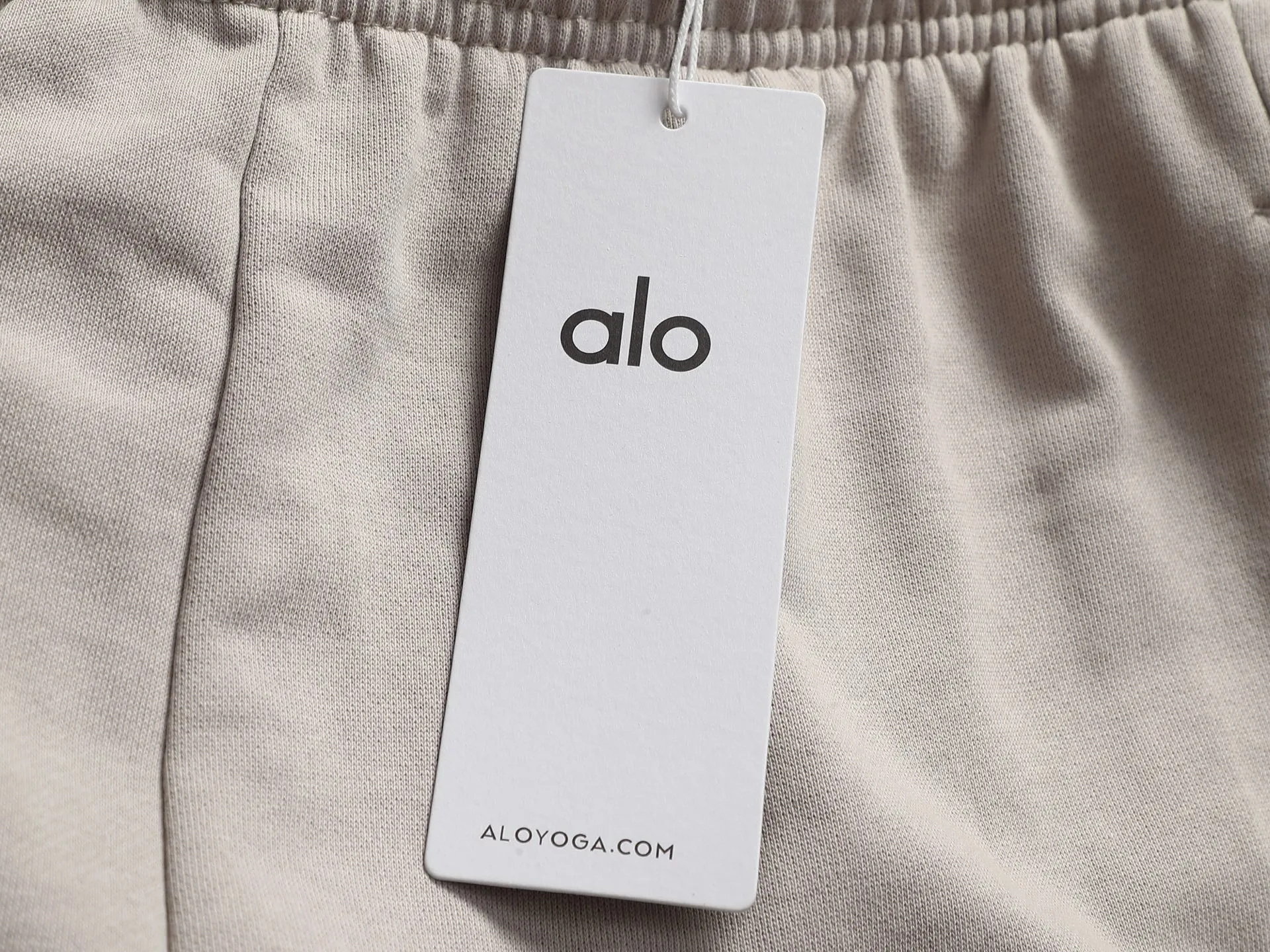 Alo straight-leg trousers with small letter logo and hot stamping. Same Style for men and women. Official website details are the same. Full set of packaging. Three complete labels. Moisture-proof paper. Distinguish market currency. Compare at will. All measured flatly on one side! The elastic waist is elastic, and it will not tighten even if you have a small belly. The pear-shaped hips are wide and the thighs are friendly, and the thigh/seating allowance is sufficient and not tight. The low-rise and moderate waist design will not catch the crotch or fall out of position, and it will not be restrained when you sit for a long time. The trousers are slightly straight and not clinging to the legs, visually elongating the leg line, and turning into chopstick legs in seconds. No pilling, no fading, synchronization, full package, gram pure cotton terry Gray fabrics are washed with hand-washed feel, fabric surface and drape. Fabrics dyed in the same vat are fixed and dyed. Printing has no rough edges and restores consistent waistline. Domestic double-needle machine is modified to honing threads! The seemingly simple style has so many little details! Size XXS-L Color: Gray Black