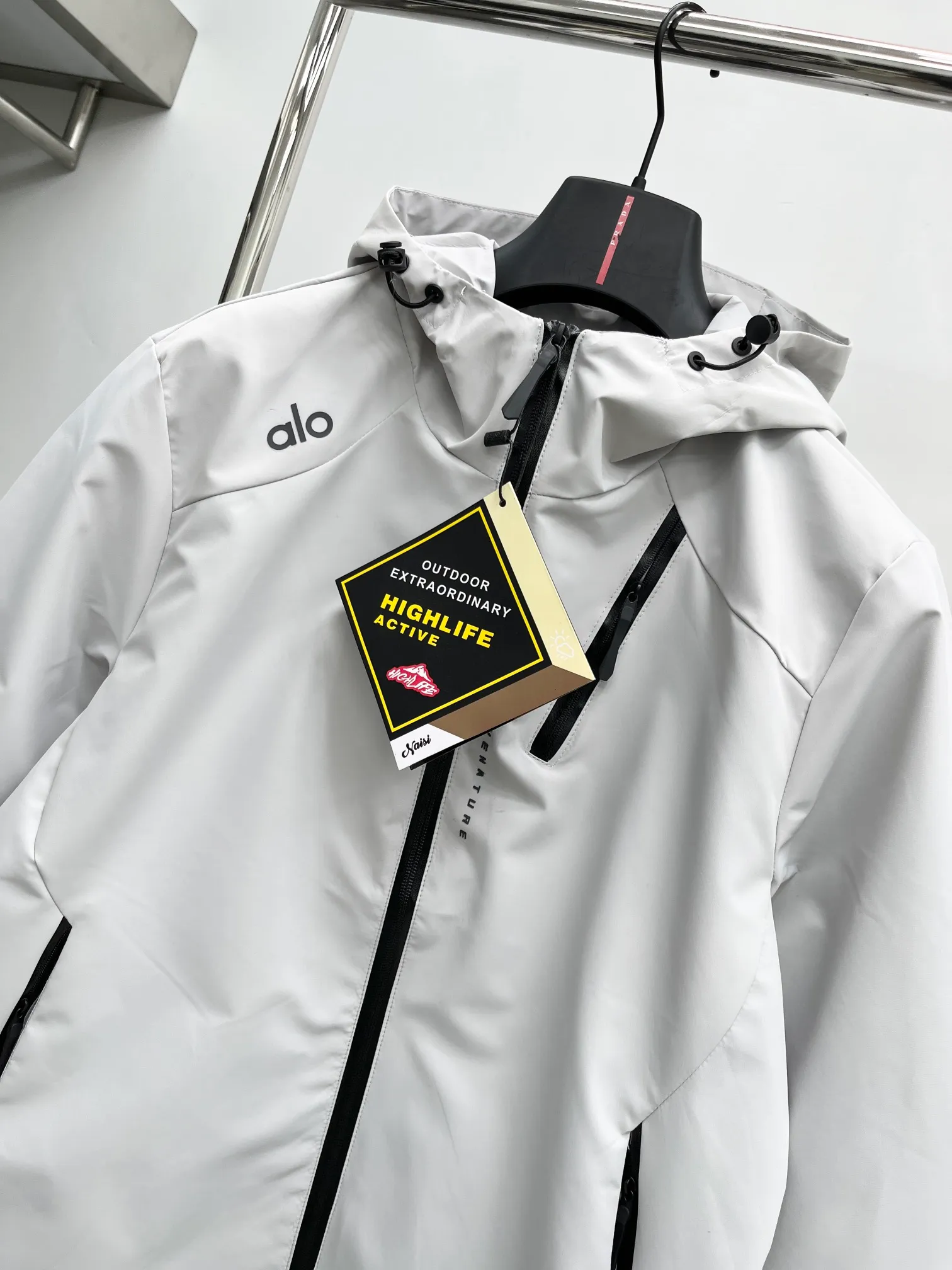 ALO 2026 Autumn and Winter New Arrival jacket, Original three-label premium version, counter-customized fabrics, Breathable, high comfort, impeccable details, brand element design concept, reflecting high quality. It feels delicate and soft, presents a casual cut, and has a great upper body shape. Sizes: M～3XL