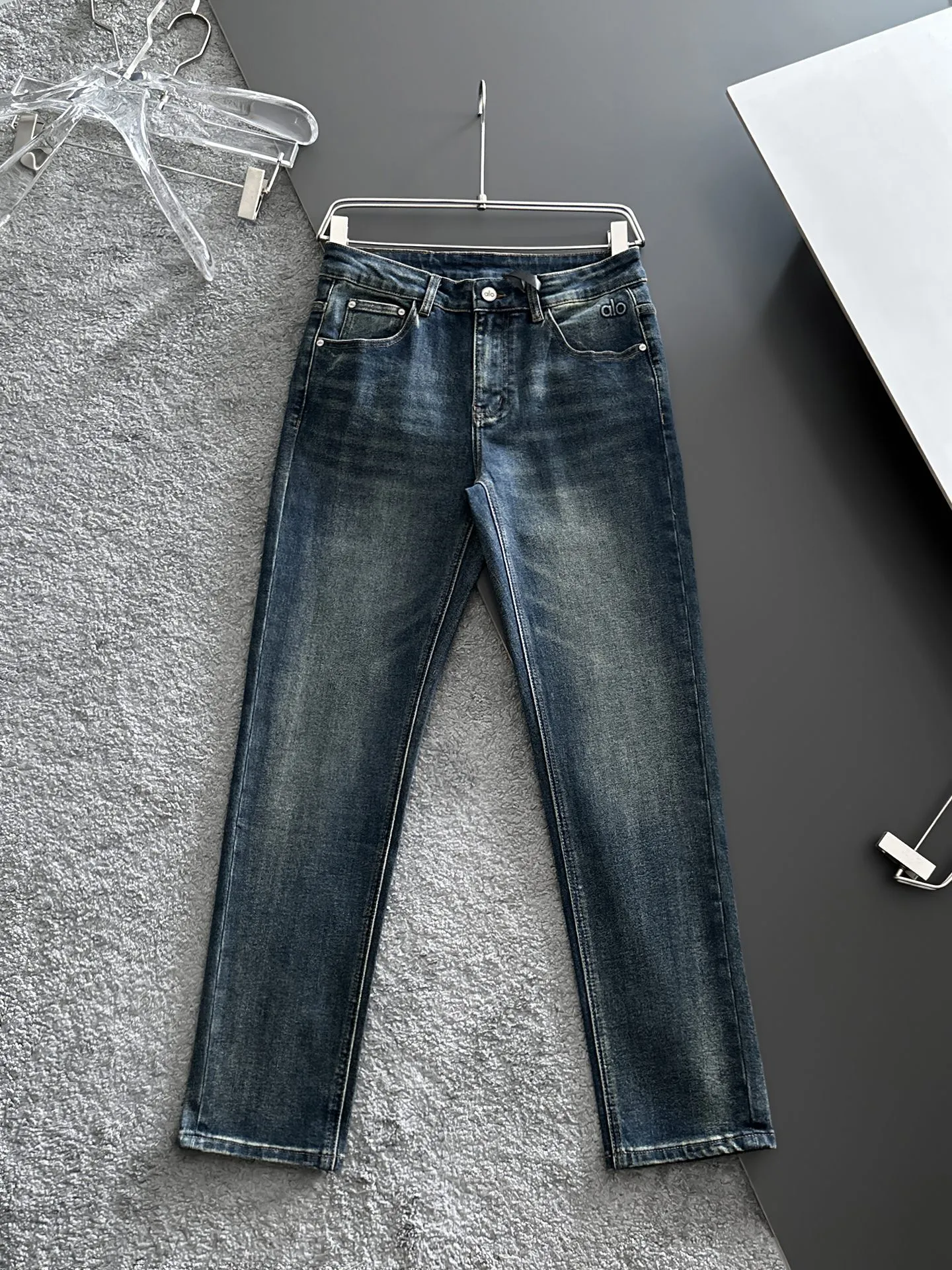 alo🆕2026ss spring and summer new high-quality jeans are here. Specially customized washed cloth for customers🌹Original hardware and accessories. High elasticity, breathable, comfortable, and impeccable details. The design concept of big-name elements reflects high quality. It feels delicate and soft. It presents casual tailoring and the upper body shape is awesome! Sizes: 29-38 (35 available)