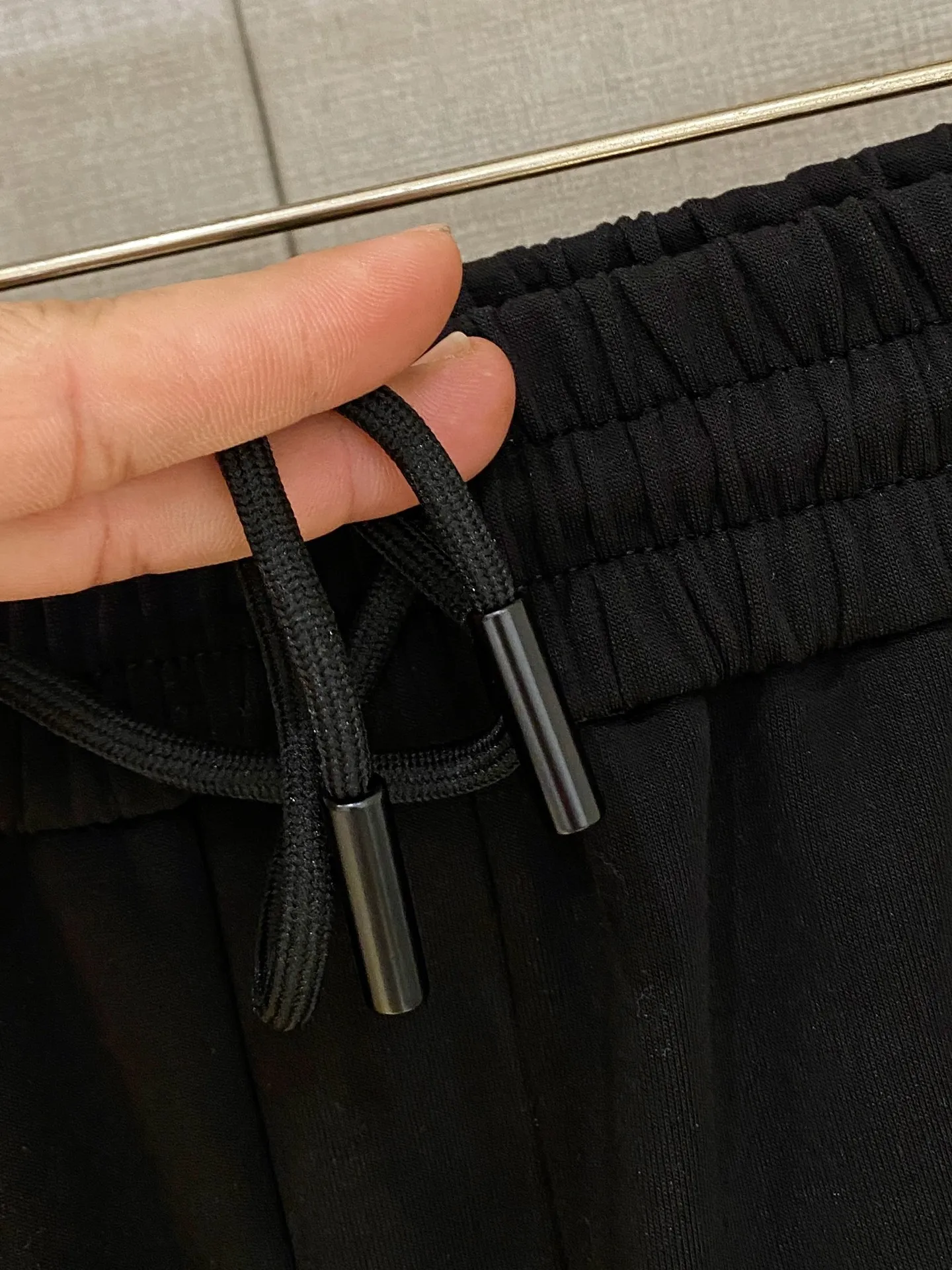 alo 2026 spring and summer New Arrival men's casual shorts, three-quarter pants. Premium goods are simple, fashionable and generous. Customized original imported fabrics are simple, neat and refreshing. Quality workmanship details can withstand any form of inspection. Simple and generous Versatile style. Elegant and handsome upper body, 🐭refreshed sense of sight! The appearance is incomparable, the details are in place, and the upper body is not picky! Sizes:M-3x L