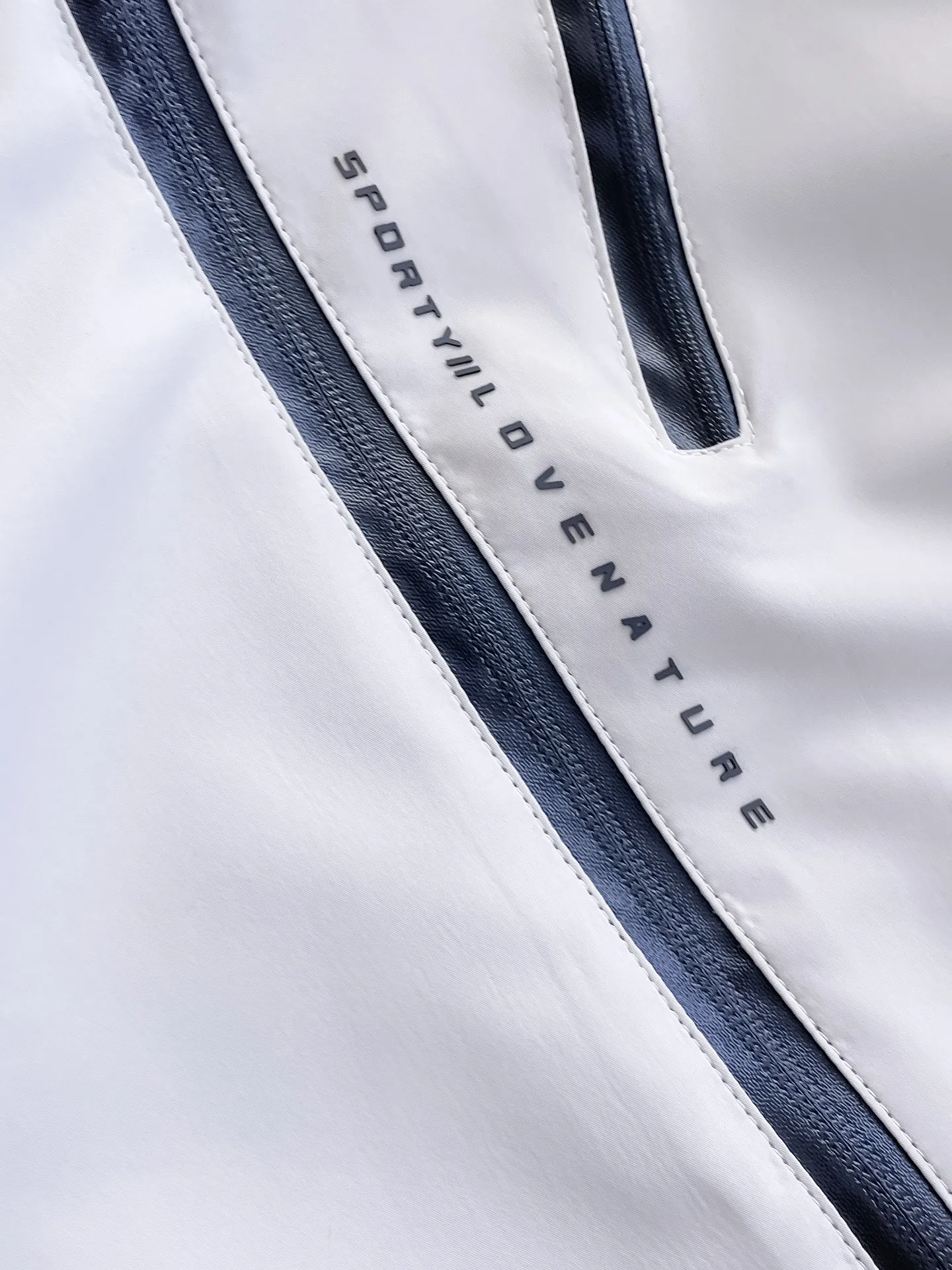 alo official website Same Style, complete with three labels, on sale in advance. 2026 Autumn and Winter New Arrival men's jacket, with Original three labels, Premium version. Customized fabrics at the counter. Breathable, high comfort, impeccable details, brand element design concept, reflecting high quality. It feels delicate and soft, presents a casual cut, and has a great upper body shape. Sizes: M～3XL