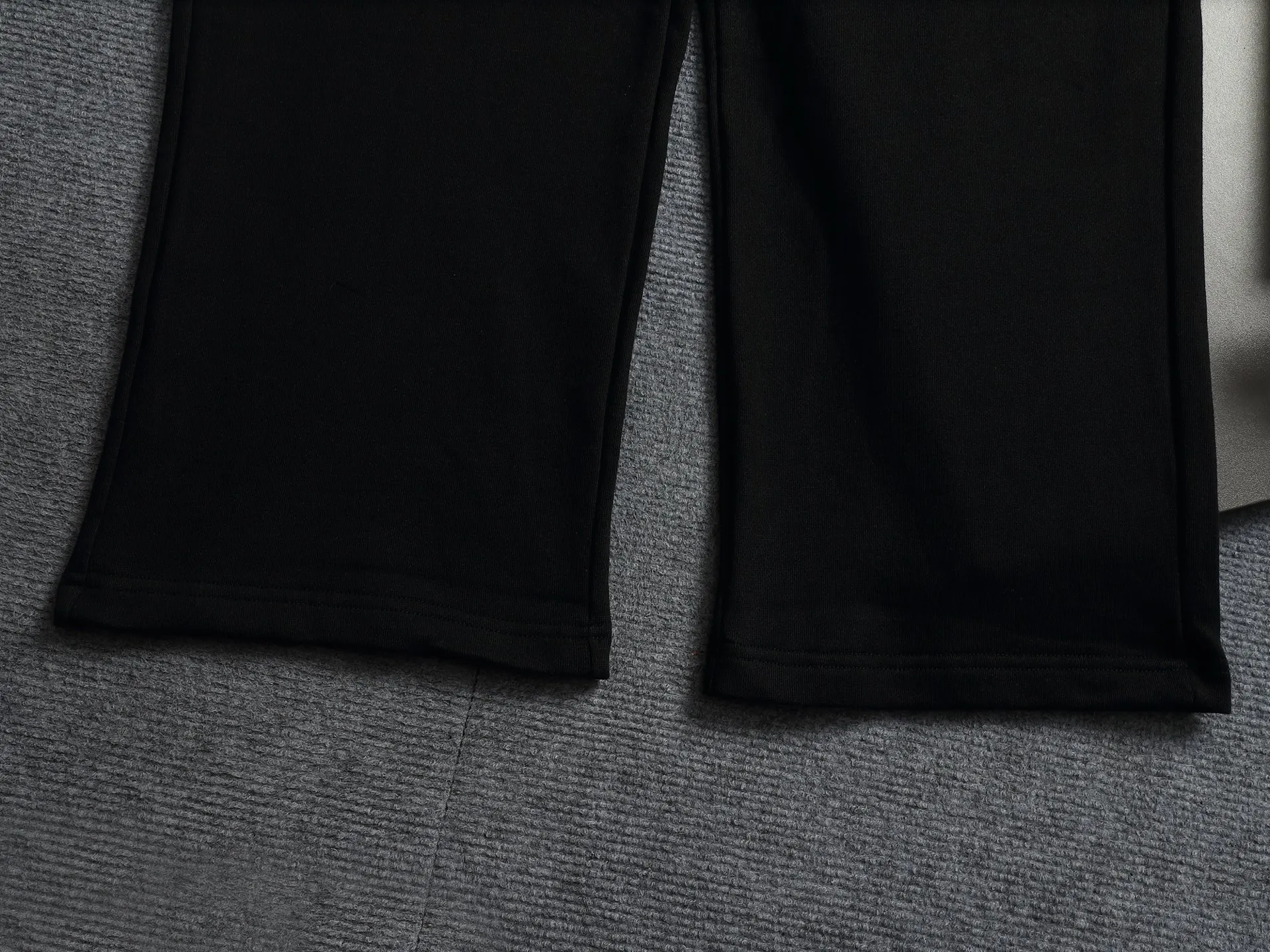 Alo straight-leg trousers with small letter logo and hot stamping. Same Style for men and women. Official website details are the same. Full set of packaging. Three complete labels. Moisture-proof paper. Distinguish market currency. Compare at will. All measured flatly on one side! The elastic waist is elastic, and it will not tighten even if you have a small belly. The pear-shaped hips are wide and the thighs are friendly, and the thigh/seating allowance is sufficient and not tight. The low-rise and moderate waist design will not catch the crotch or fall out of position, and it will not be restrained when you sit for a long time. The trousers are slightly straight and not clinging to the legs, visually elongating the leg line, and turning into chopstick legs in seconds. No pilling, no fading, synchronization, full package, gram pure cotton terry Gray fabrics are washed with hand-washed feel, fabric surface and drape. Fabrics dyed in the same vat are fixed and dyed. Printing has no rough edges and restores consistent waistline. Domestic double-needle machine is modified to honing threads! The seemingly simple style has so many little details! Size XXS-L Color: Gray Black