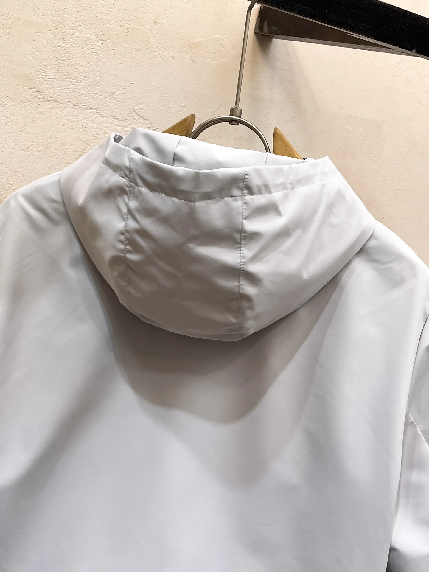 alo official website Same Style, complete with three labels, on sale in advance. 2026 Autumn and Winter New Arrival men's jacket, with Original three labels, Premium version. Customized fabrics at the counter. Breathable, high comfort, impeccable details, brand element design concept, reflecting high quality. It feels delicate and soft, presents a casual cut, and has a great upper body shape. Sizes: M～3XL