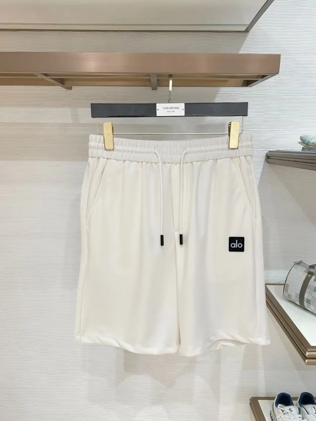 alo 2026 spring and summer New Arrival men's casual shorts, three-quarter pants. Premium goods are simple, fashionable and generous. Customized original imported fabrics are simple, neat and refreshing. Quality workmanship details can withstand any form of inspection. Simple and generous Versatile style. Elegant and handsome upper body, 🐭refreshed sense of sight! The appearance is incomparable, the details are in place, and the upper body is not picky! Sizes:M-3x L