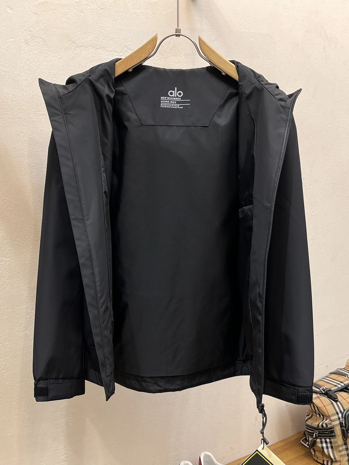 alo official website Same Style, complete with three labels, on sale in advance. 2026 Autumn and Winter New Arrival men's jacket, with Original three labels, Premium version. Customized fabrics at the counter. Breathable, high comfort, impeccable details, brand element design concept, reflecting high quality. It feels delicate and soft, presents a casual cut, and has a great upper body shape. Sizes: M～3XL