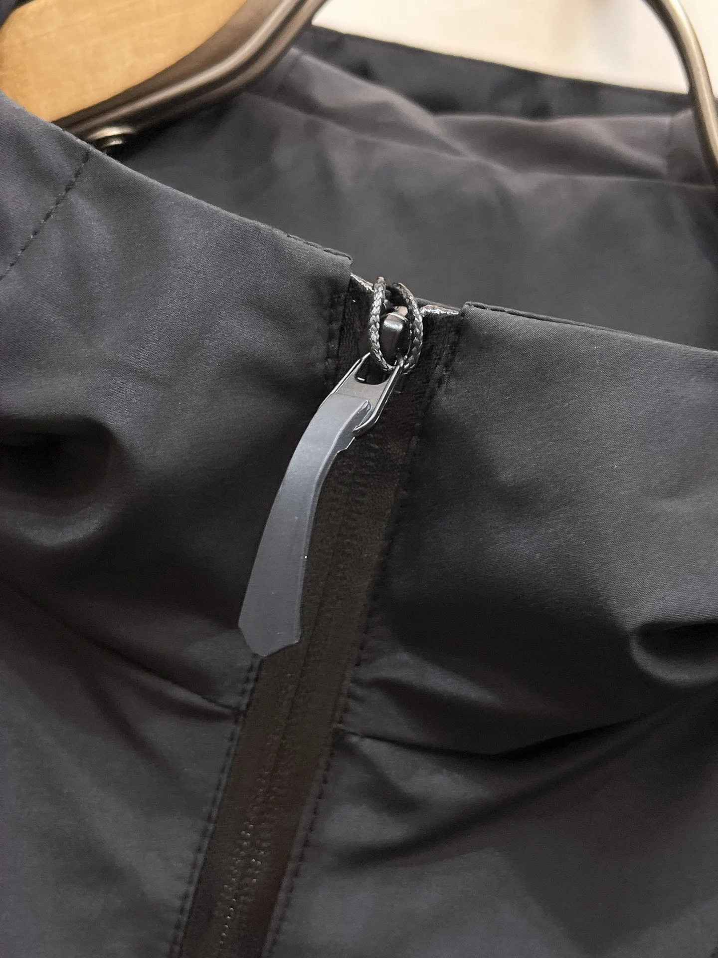alo official website Same Style, complete with three labels, on sale in advance. 2026 Autumn and Winter New Arrival men's jacket, with Original three labels, Premium version. Customized fabrics at the counter. Breathable, high comfort, impeccable details, brand element design concept, reflecting high quality. It feels delicate and soft, presents a casual cut, and has a great upper body shape. Sizes: M～3XL