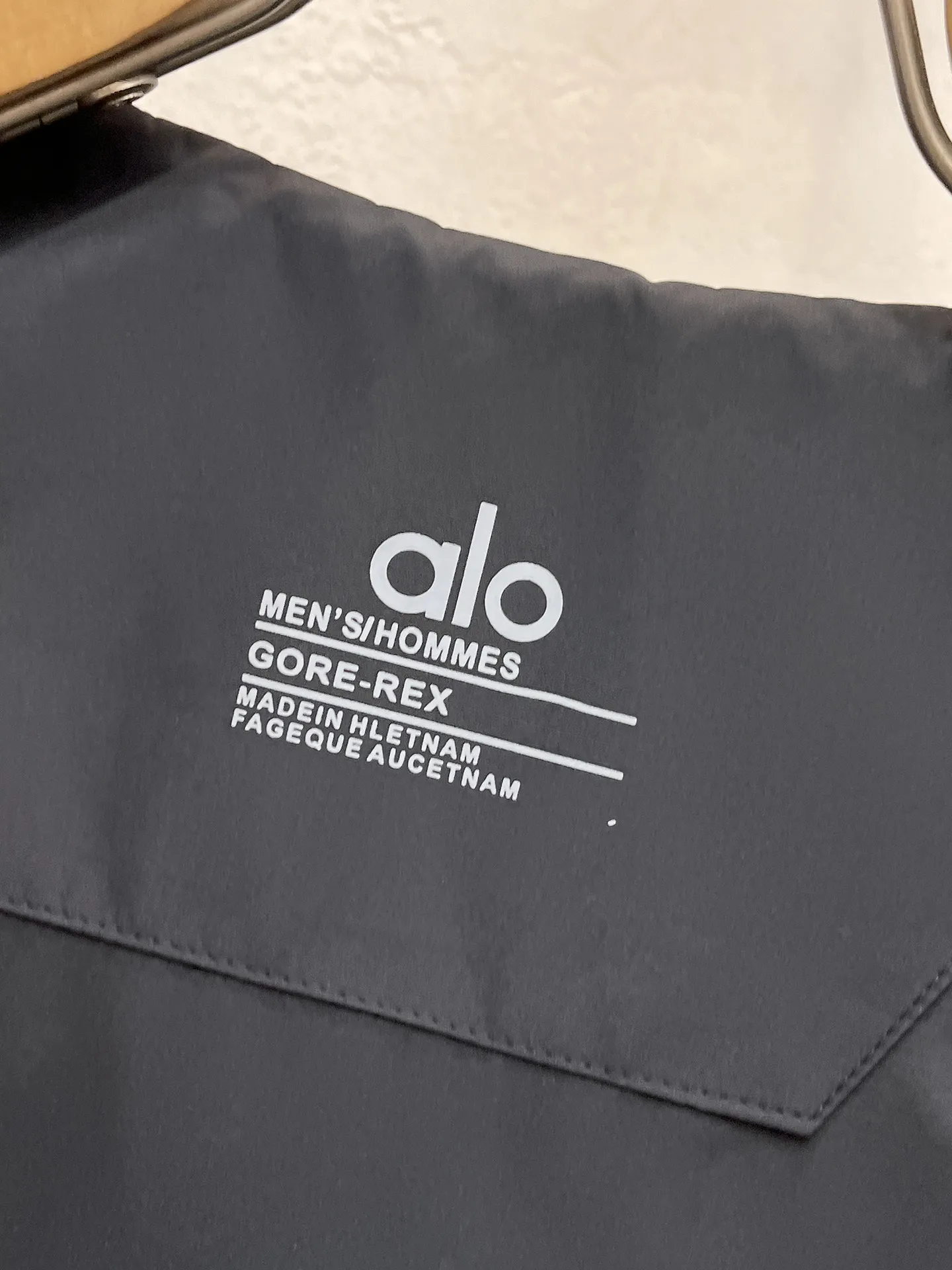 alo official website Same Style, complete with three labels, on sale in advance. 2026 Autumn and Winter New Arrival men's jacket, with Original three labels, Premium version. Customized fabrics at the counter. Breathable, high comfort, impeccable details, brand element design concept, reflecting high quality. It feels delicate and soft, presents a casual cut, and has a great upper body shape. Sizes: M～3XL