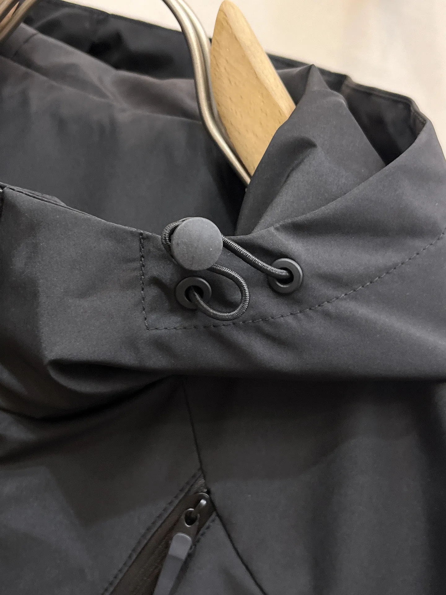 alo official website Same Style, complete with three labels, on sale in advance. 2026 Autumn and Winter New Arrival men's jacket, with Original three labels, Premium version. Customized fabrics at the counter. Breathable, high comfort, impeccable details, brand element design concept, reflecting high quality. It feels delicate and soft, presents a casual cut, and has a great upper body shape. Sizes: M～3XL