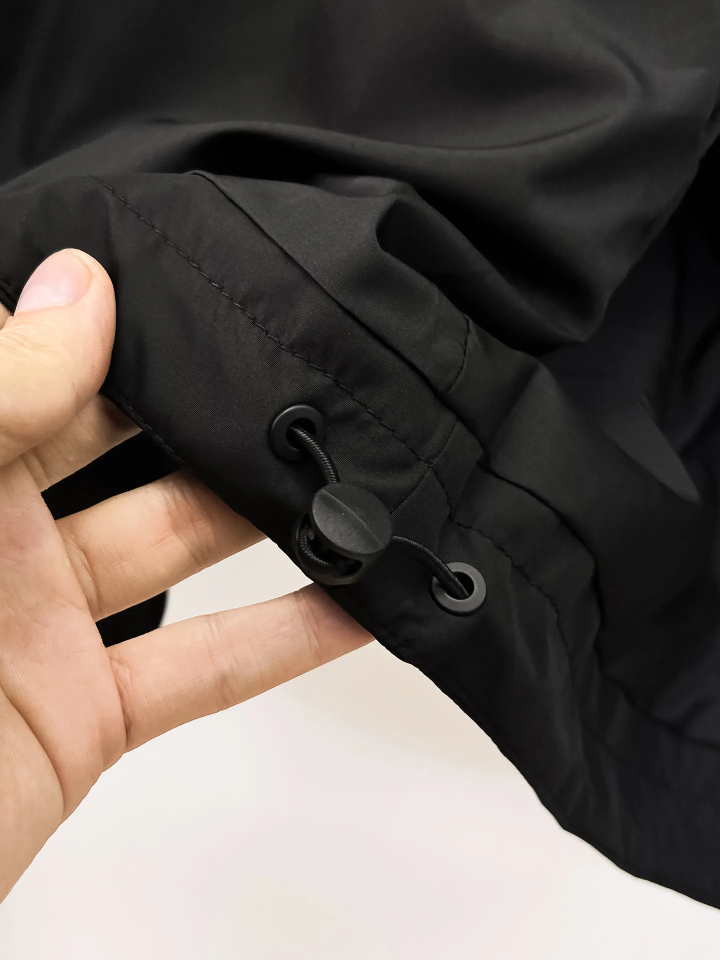 alo official website Same Style, complete with three labels, on sale in advance. 2026 Autumn and Winter New Arrival men's jacket, reversible Original with complete three labels. Premium version. Customized fabrics at the counter. Breathable, high comfort, impeccable details, brand element design concept, reflecting high quality. It feels delicate and soft, presents a casual cut, and has a great upper body shape. Sizes: M～3XL,