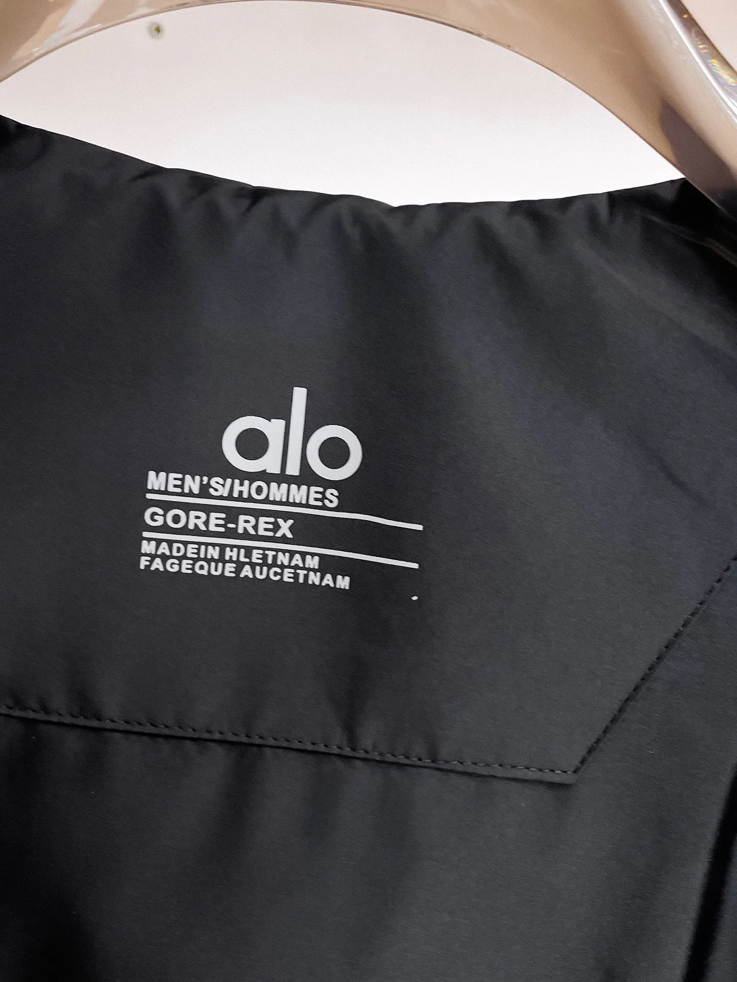 alo official website Same Style, complete with three labels, on sale in advance. 2026 Autumn and Winter New Arrival men's jacket, reversible Original with complete three labels. Premium version. Customized fabrics at the counter. Breathable, high comfort, impeccable details, brand element design concept, reflecting high quality. It feels delicate and soft, presents a casual cut, and has a great upper body shape. Sizes: M～3XL,