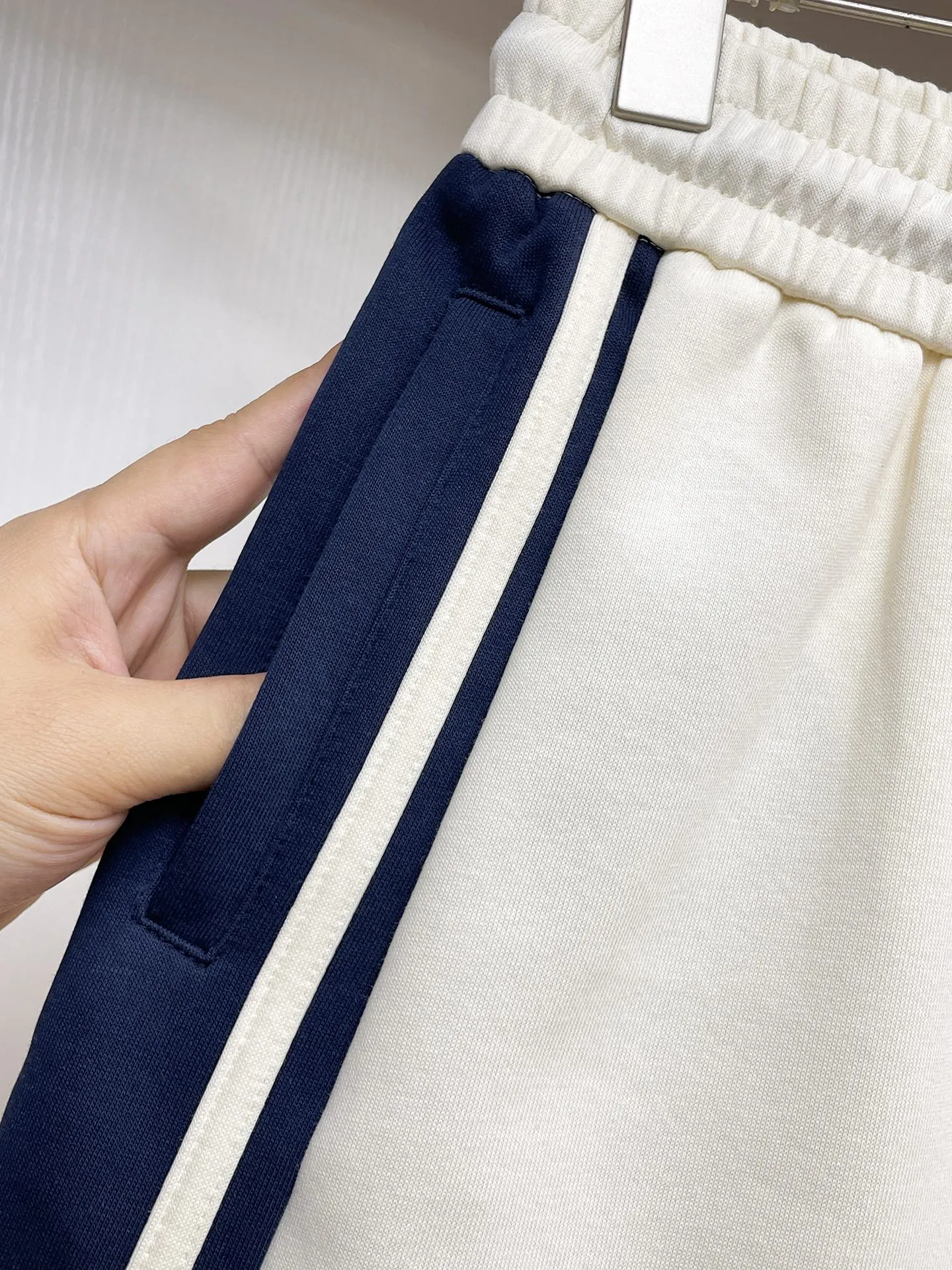alo*😘2026ss new spring and summer men's casual shorts Premium version Customized imported cotton fabric Original hardware accessories Embroidered logo simple and neat Quality workmanship with exquisite details Simple and generous Versatile style The upper body is elegant and handsome 🌹 A new sense of sight Invincible appearance The upper body is not picky 👍🏻 Sizes: M-3XL