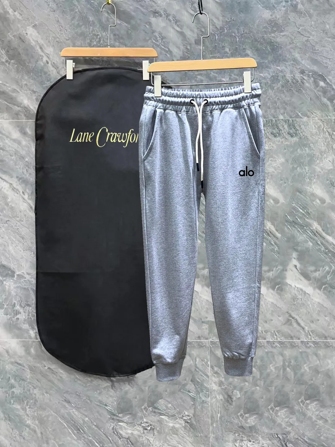150 alo Catwalk model Slim-fitting lines with exquisite and simple Logo sweatpants Domestic factory export Supply top brand fabrics g weight Compatible with all body types Black and White drawstring design on the waist elastic band Customized drawstring pockets with diagonal pocket design on both sides There is also a small pocket on the back Color: Black Gray Size S-XL