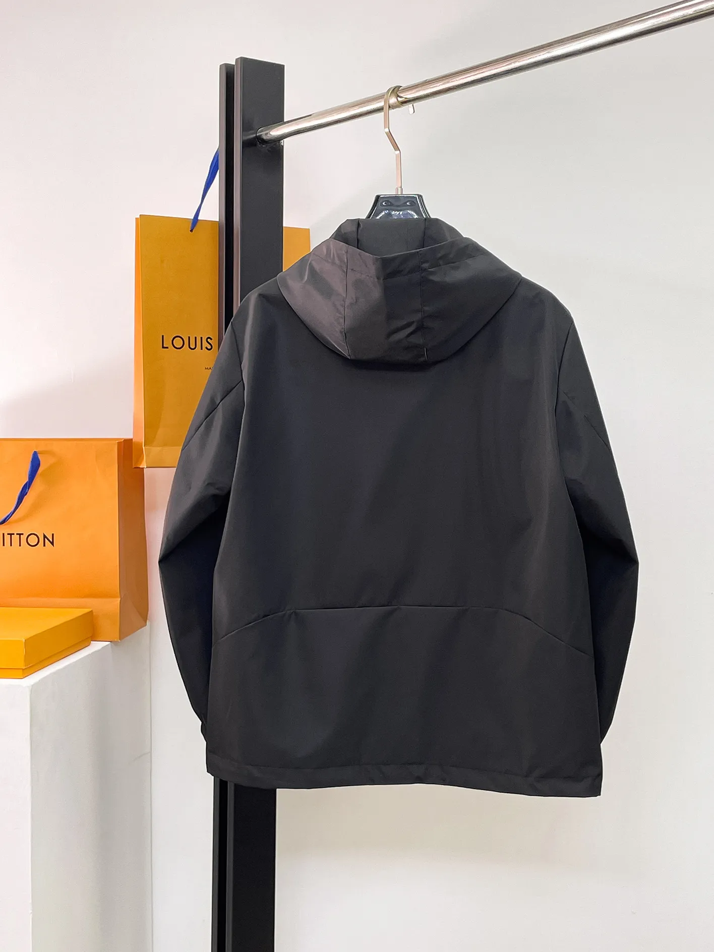 alo official website Same Style, complete with three labels, on sale in advance. 2026 Autumn and Winter New Arrival men's jacket, reversible Original with complete three labels. Premium version. Customized fabrics at the counter. Breathable, high comfort, impeccable details, brand element design concept, reflecting high quality. It feels delicate and soft, presents a casual cut, and has a great upper body shape. Sizes: M～3XL,