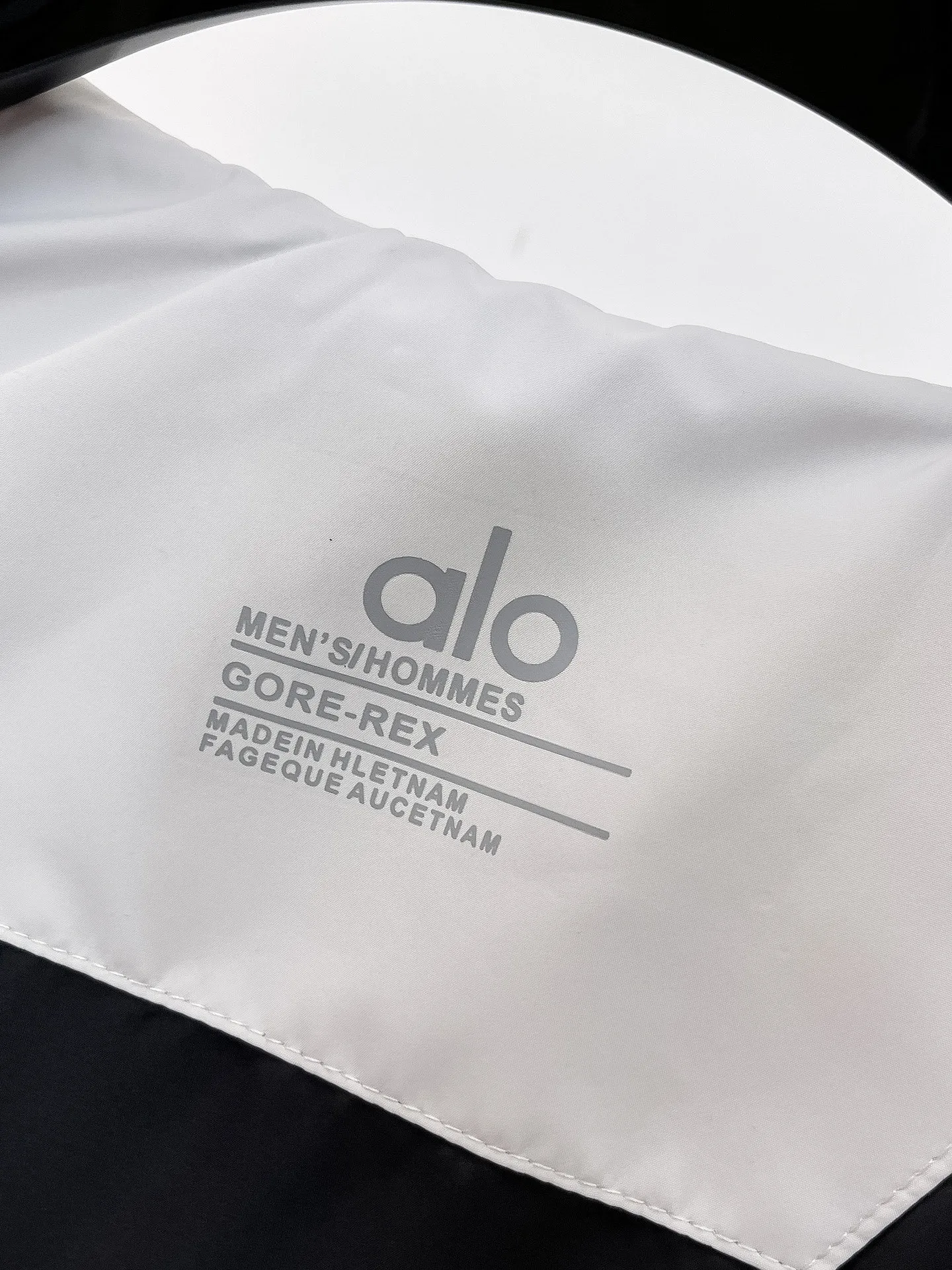 alo official website Same Style, complete with three labels, on sale in advance. 2026 Autumn and Winter New Arrival men's jacket, reversible Original with complete three labels. Premium version. Customized fabrics at the counter. Breathable, high comfort, impeccable details, brand element design concept, reflecting high quality. It feels delicate and soft, presents a casual cut, and has a great upper body shape. Sizes: M～3XL,