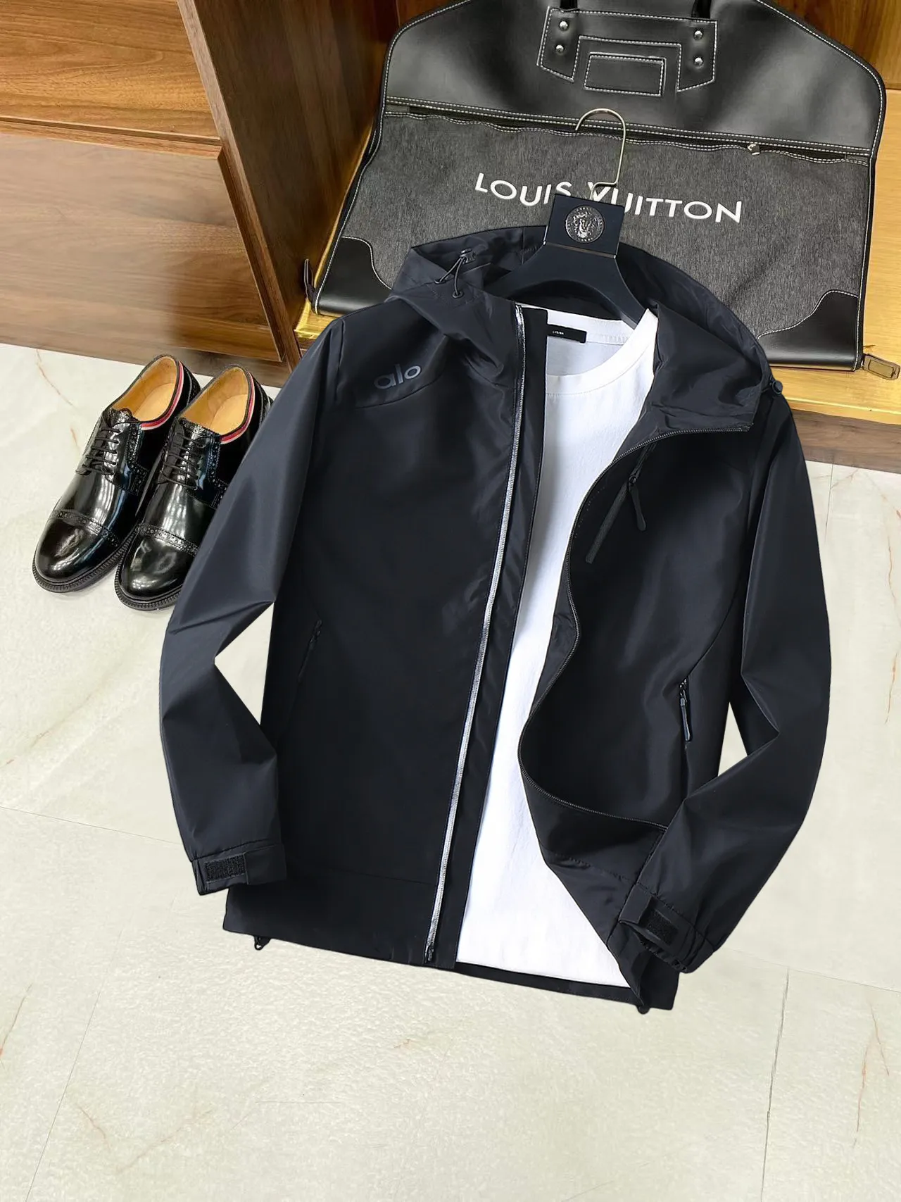 alo official website Same Style, complete with three labels, on sale in advance. 2026 Autumn and Winter New Arrival men's jacket, with Original three labels, Premium version. Customized fabrics at the counter. Breathable, high comfort, impeccable details, brand element design concept, reflecting high quality. It feels delicate and soft, presents a casual cut, and has a great upper body shape. Sizes: M～3XL