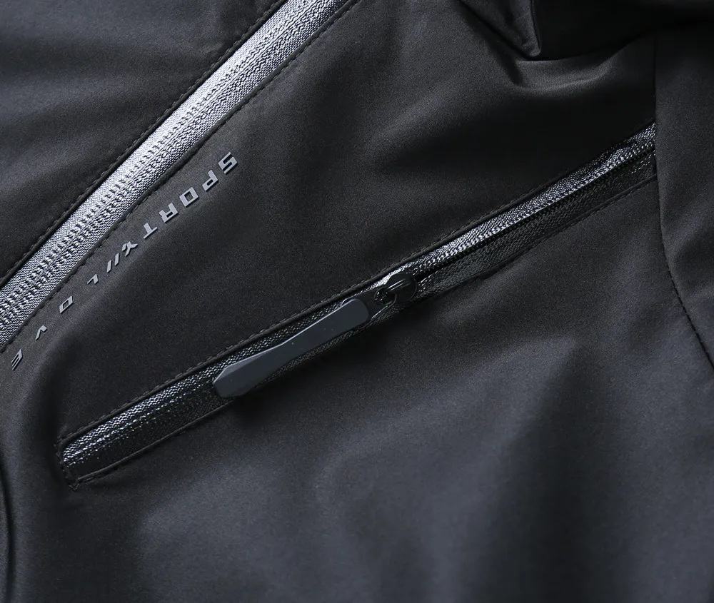 alo official website Same Style, complete with three labels, on sale in advance. 2026 Autumn and Winter New Arrival men's jacket, with Original three labels, Premium version. Customized fabrics at the counter. Breathable, high comfort, impeccable details, brand element design concept, reflecting high quality. It feels delicate and soft, presents a casual cut, and has a great upper body shape. Sizes: M～3XL