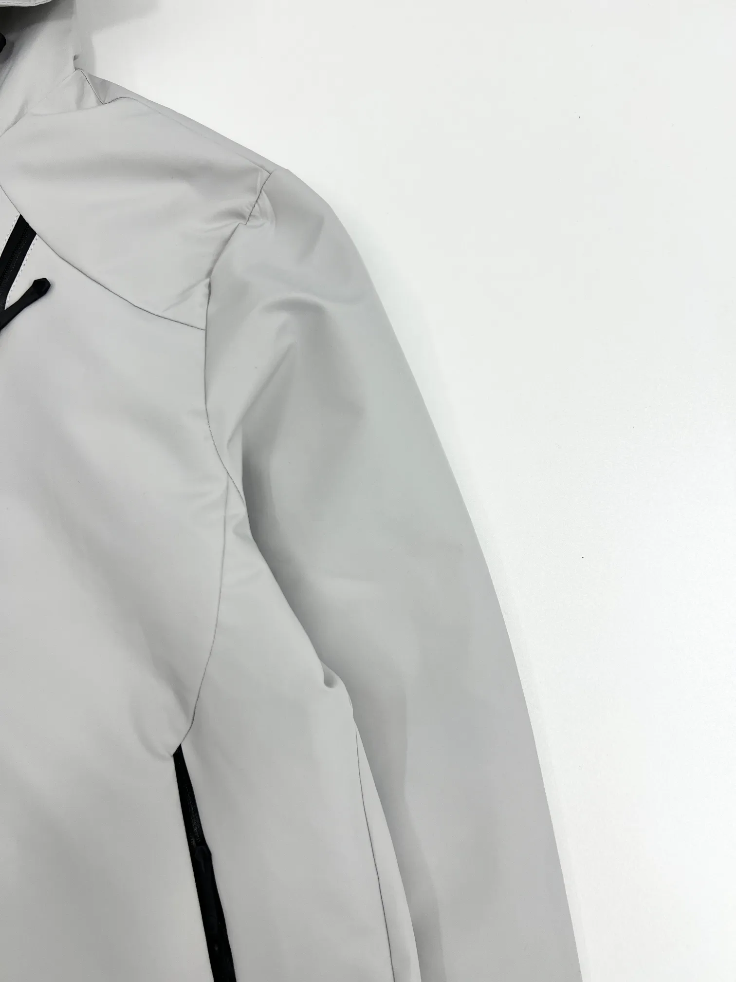 alo 2026 Autumn and Winter New Arrival jacket, Original three-label Premium version, counter-customized fabrics, Breathable, high comfort, impeccable details, brand element design concept, reflecting high quality. It feels delicate and soft, presents a casual cut, and has a great upper body shape. Sizes: M～3XL