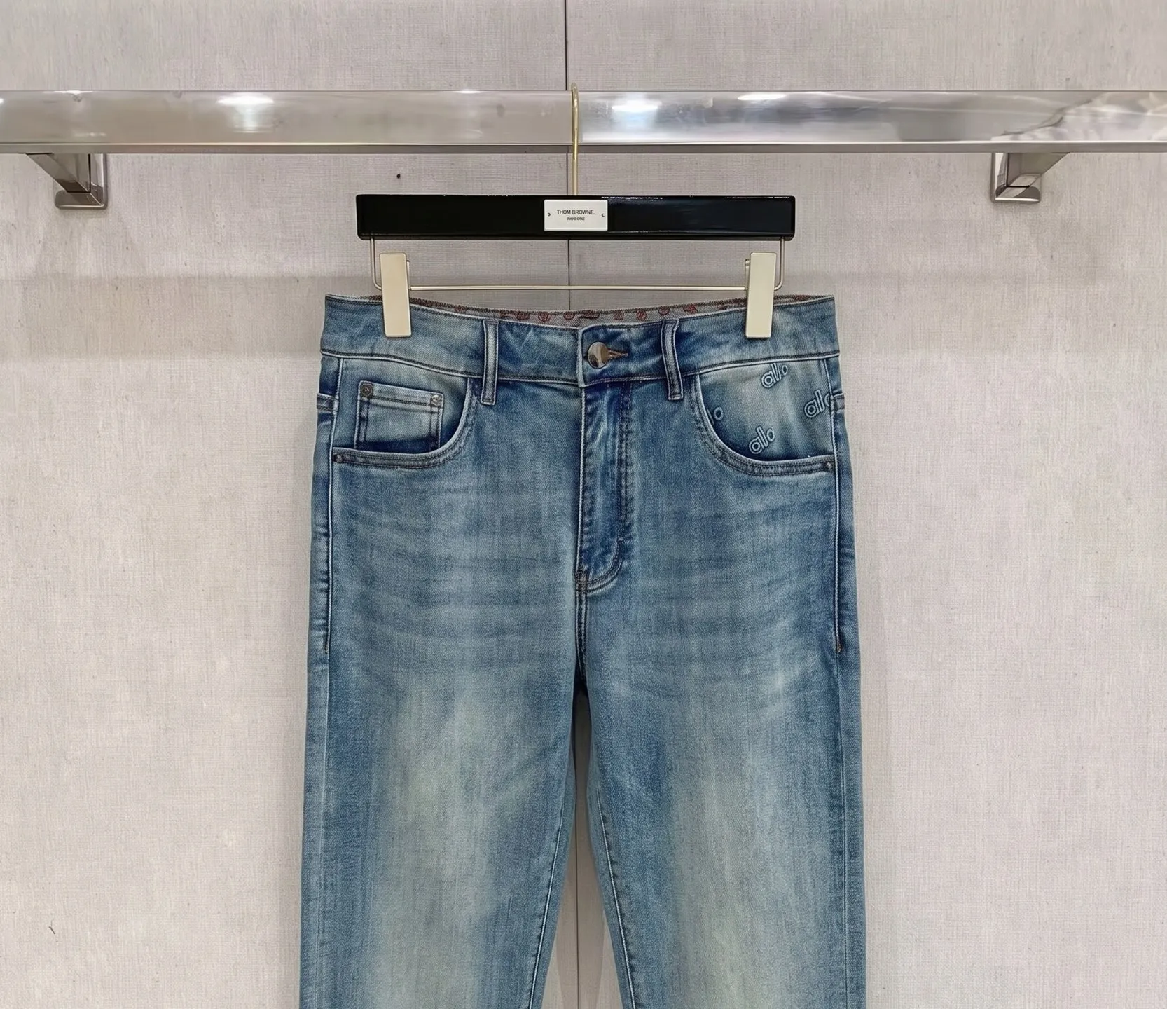 alo's latest new men's casual jeans for spring and summer 2026! Heavy duty washed jeans! Customized fabrics are softer and more comfortable than ordinary denim fabrics! Ultra-heavy industrial washing process and dual-process washing. The entire pair of pants has a comfortable hand feel, and the level of fineness and breathable effect are top-notch. All hardware brand logos are custom-made, and the materials are selected with the best attributes. A good pair of jeans, the focus is on the fabric! The elasticity of the fabric is very good and the comfort is great! The fabric density is very high! ! The imported texture is very powerful! The low-key design style is simple and elegant! 28-38 (no 37)