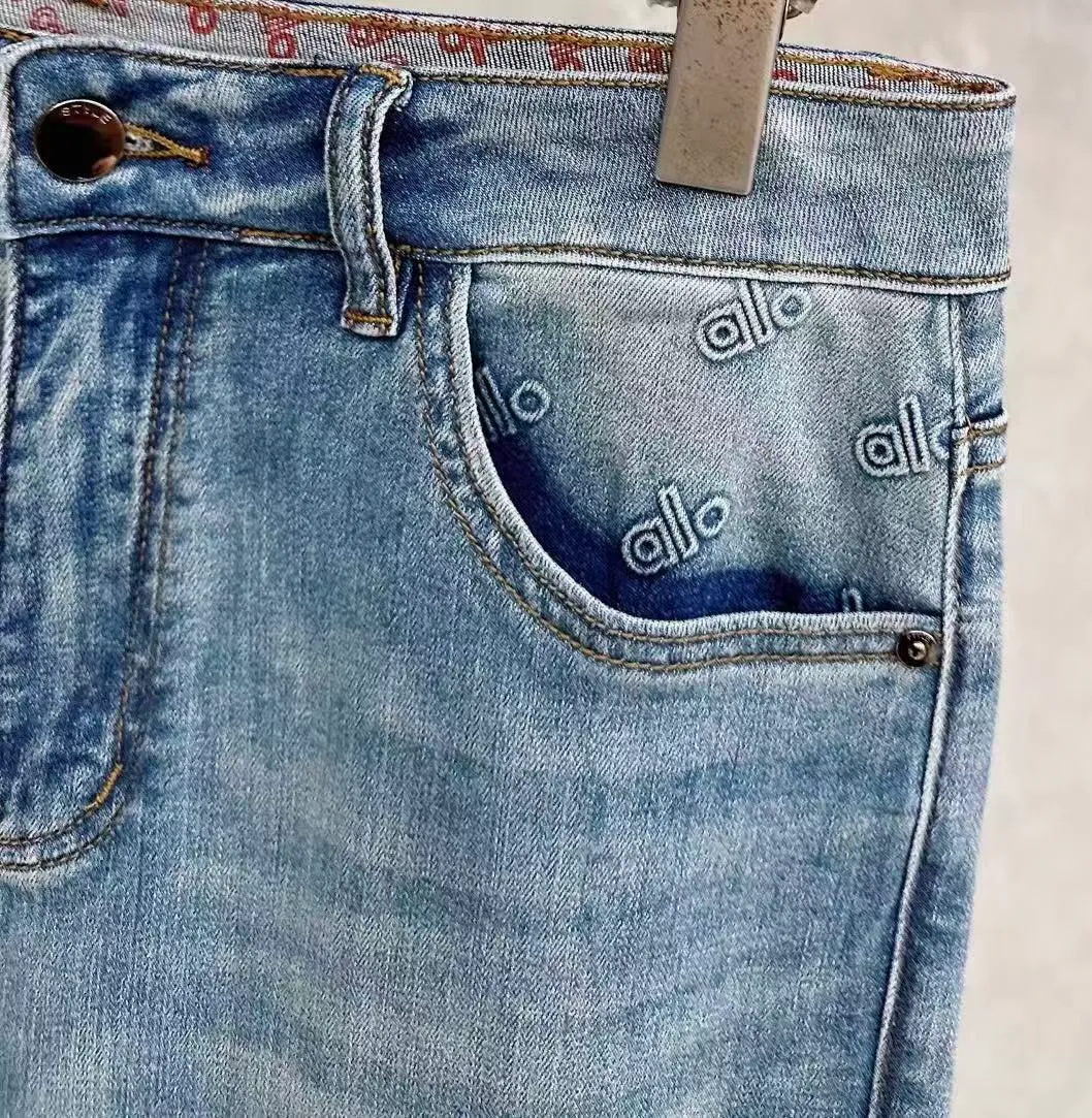 alo's latest new men's casual jeans for spring and summer 2026! Heavy duty washed jeans! Customized fabrics are softer and more comfortable than ordinary denim fabrics! Ultra-heavy industrial washing process and dual-process washing. The entire pair of pants has a comfortable hand feel, and the level of fineness and breathable effect are top-notch. All hardware brand logos are custom-made, and the materials are selected with the best attributes. A good pair of jeans, the focus is on the fabric! The elasticity of the fabric is very good and the comfort is great! The fabric density is very high! ! The imported texture is very powerful! The low-key design style is simple and elegant! 28-38 (no 37)