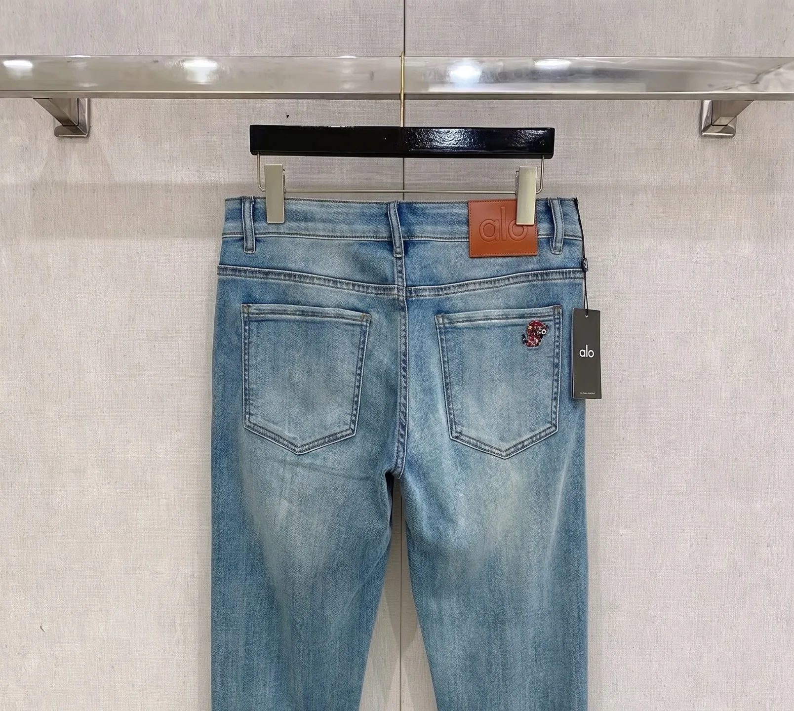 alo's latest new men's casual jeans for spring and summer 2026! Heavy duty washed jeans! Customized fabrics are softer and more comfortable than ordinary denim fabrics! Ultra-heavy industrial washing process and dual-process washing. The entire pair of pants has a comfortable hand feel, and the level of fineness and breathable effect are top-notch. All hardware brand logos are custom-made, and the materials are selected with the best attributes. A good pair of jeans, the focus is on the fabric! The elasticity of the fabric is very good and the comfort is great! The fabric density is very high! ! The imported texture is very powerful! The low-key design style is simple and elegant! 28-38 (no 37)