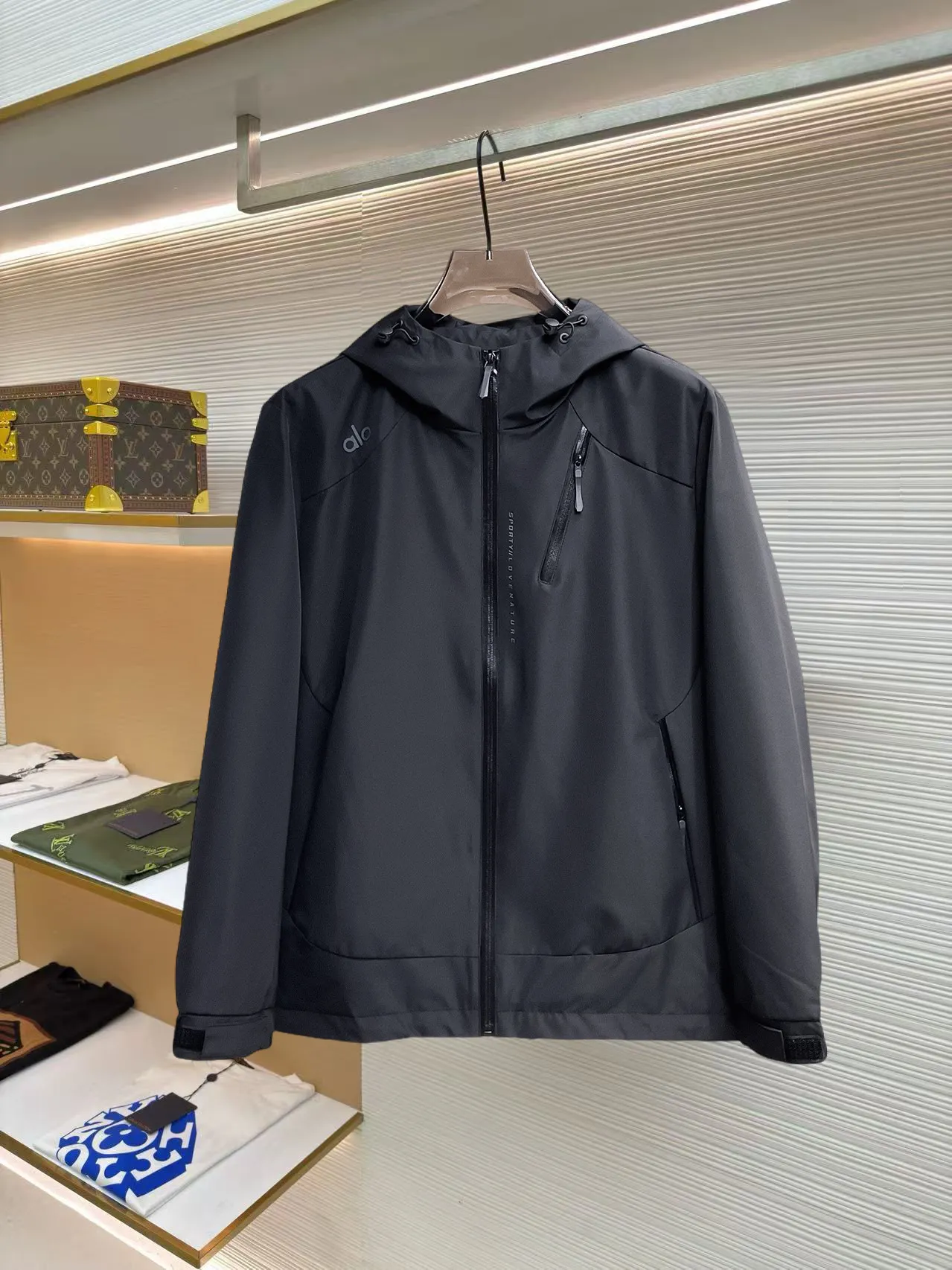 alo official website Same Style, complete with three labels, on sale in advance. 2026 Autumn and Winter New Arrival men's jacket, reversible Original with complete three labels. Premium version. Customized fabrics at the counter. Breathable, high comfort, impeccable details, brand element design concept, reflecting high quality. It feels delicate and soft, presents a casual cut, and has a great upper body shape. Sizes: M～3XL,
