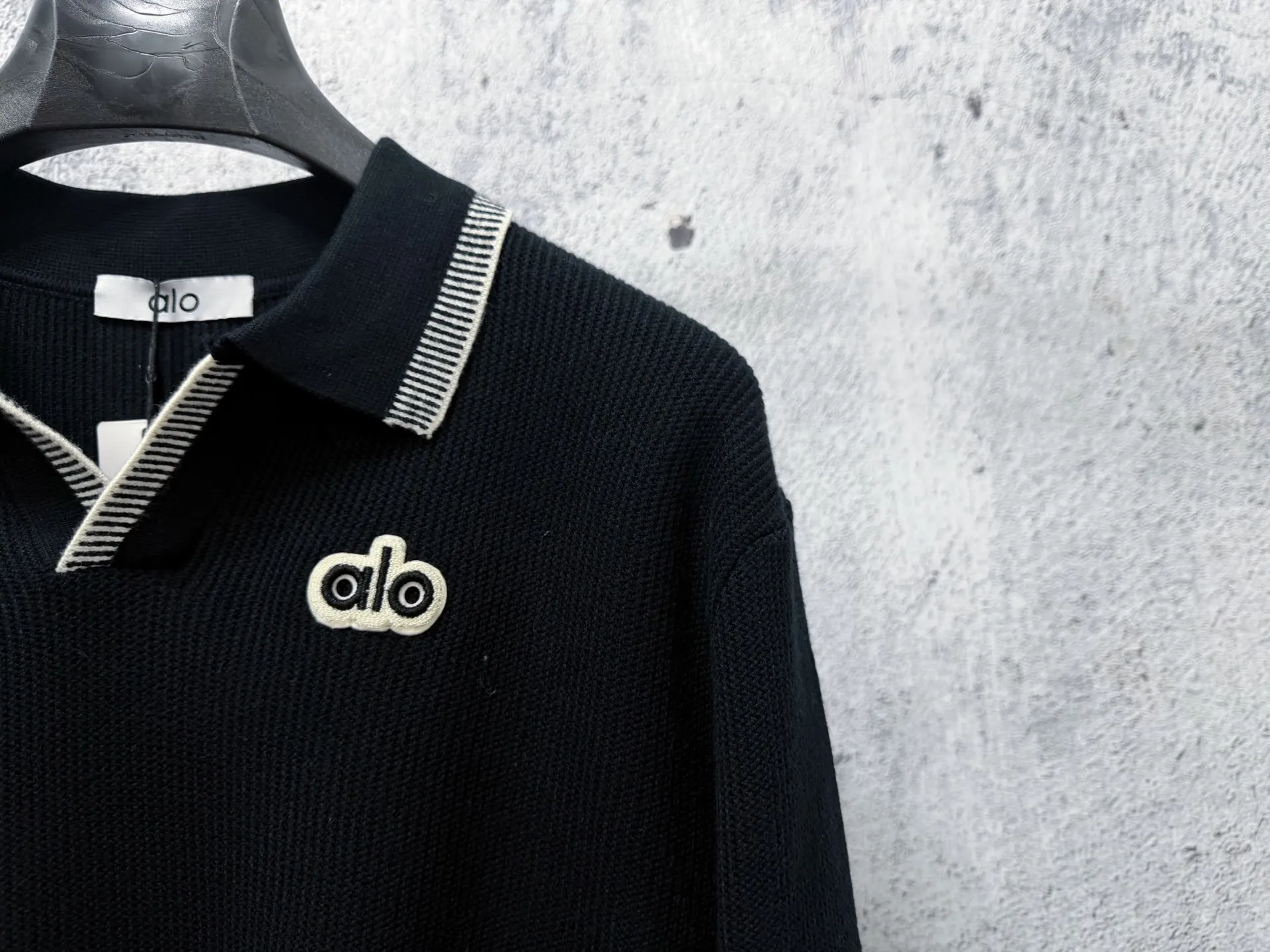 [ALO] 26ss autumn and winter lapel knitted sweater. It contains 20% wool. It is made of custom-dyed and custom-spun yarn and purchased from the original version. A full set of customized accessories. Details determine success or failure. New Arrival for autumn and winter. It is soft and delicate and does not tie the body. The upper body effect is very nice. Loose fit. Same Style for men and women. Color: Black Apricot Size: S-2XL