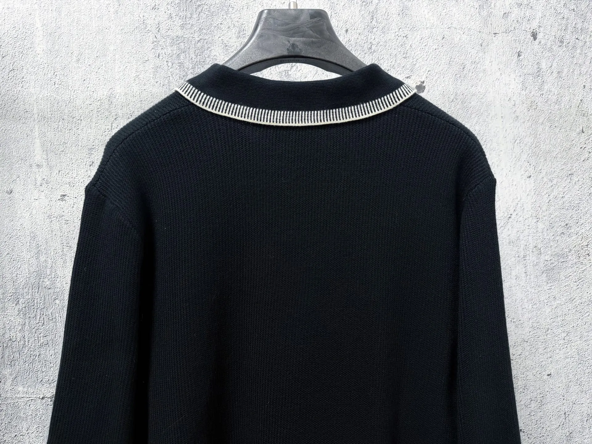 [ALO] 26ss autumn and winter lapel knitted sweater. It contains 20% wool. It is made of custom-dyed and custom-spun yarn and purchased from the original version. A full set of customized accessories. Details determine success or failure. New Arrival for autumn and winter. It is soft and delicate and does not tie the body. The upper body effect is very nice. Loose fit. Same Style for men and women. Color: Black Apricot Size: S-2XL