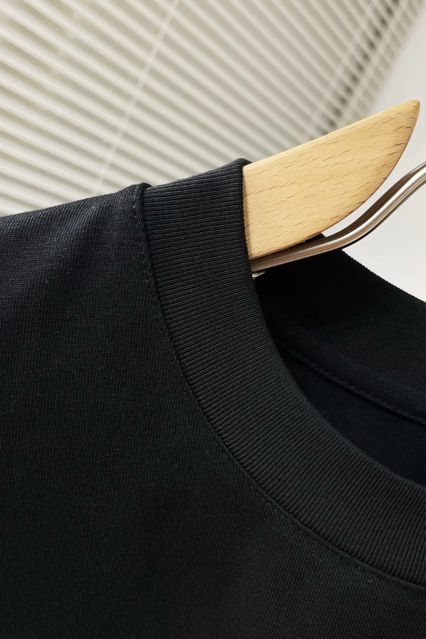 , ALO🌟 The newest Arrival round neck short-sleeved couple's T-shirt in summer~~The custom-made pure cotton surface is extremely skin-friendly and comfortable. It feels very soft to the touch, has good texture and meticulous workmanship. It perfectly embodies the three-dimensional sense and conforms to the consistent design style of the brand. It is very good overall! This T-shirt is fashionable and can be worn alone as an inner layer! The effect on the upper body is great 👍 (all three standards) Color: Black White Sizes: S M L XL XXL