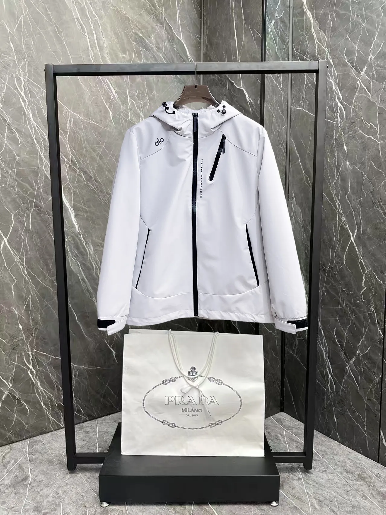 alo official website Same Style, complete with three labels, on sale in advance. 2026 Autumn and Winter New Arrival men's jacket, reversible Original with complete three labels. Premium version. Customized fabrics at the counter. Breathable, high comfort, impeccable details, brand element design concept, reflecting high quality. It feels delicate and soft, presents a casual cut, and has a great upper body shape. Sizes: M～3XL,